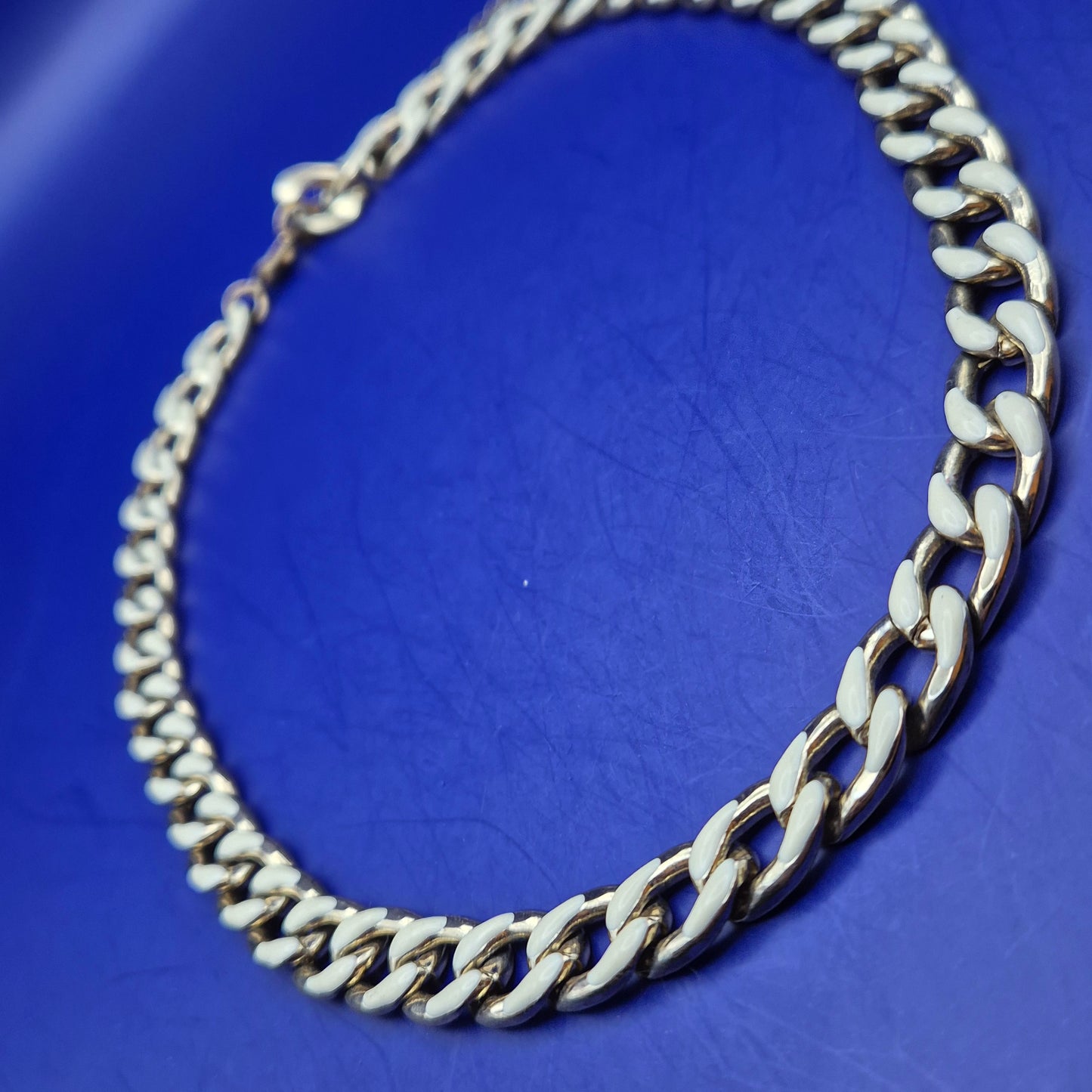 Moderne Gliederkette in Gold-Optik mit weißem Emaille – Stilvolle Damen Kette