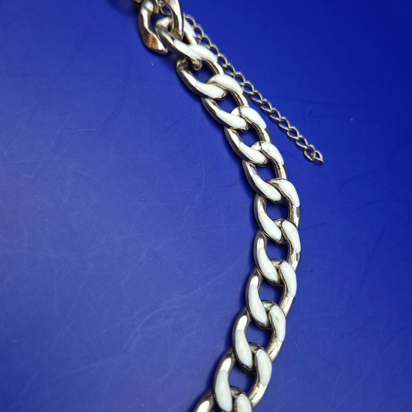 Moderne Gliederkette in Gold-Optik mit weißem Emaille – Stilvolle Damen Kette