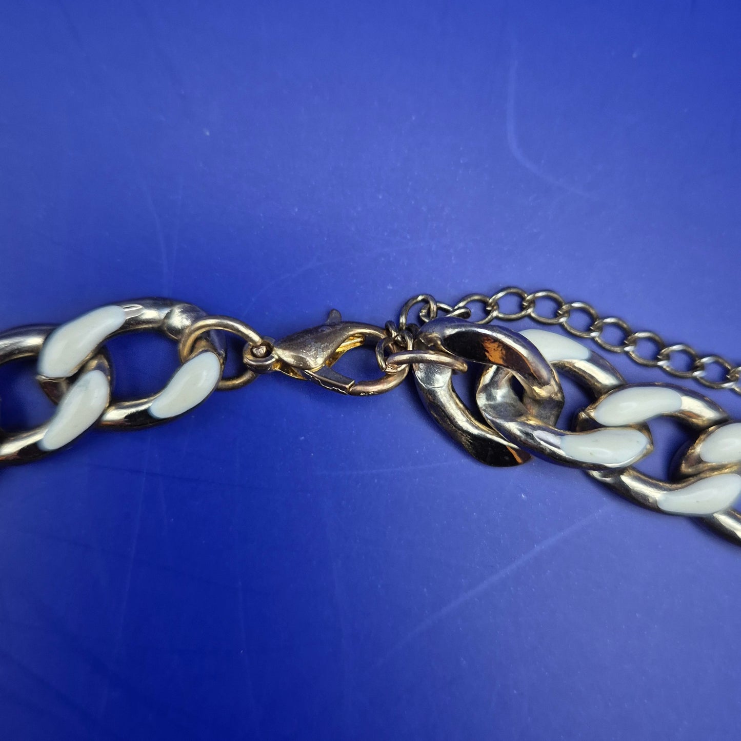 Moderne Gliederkette in Gold-Optik mit weißem Emaille – Stilvolle Damen Kette