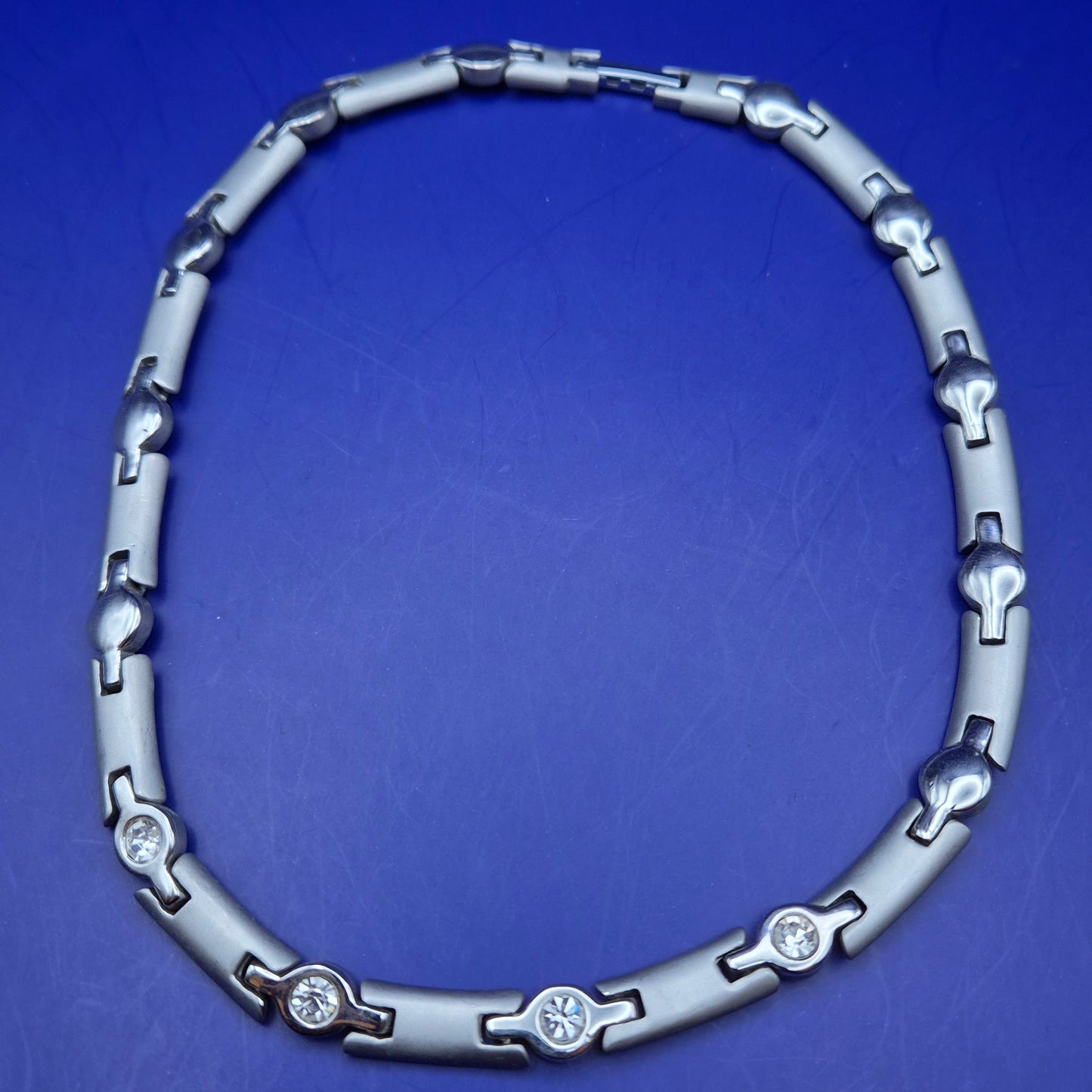 Elegante Damen Uhr Armband – Matt-Glanz-Finish mit funkelnden Kristallen