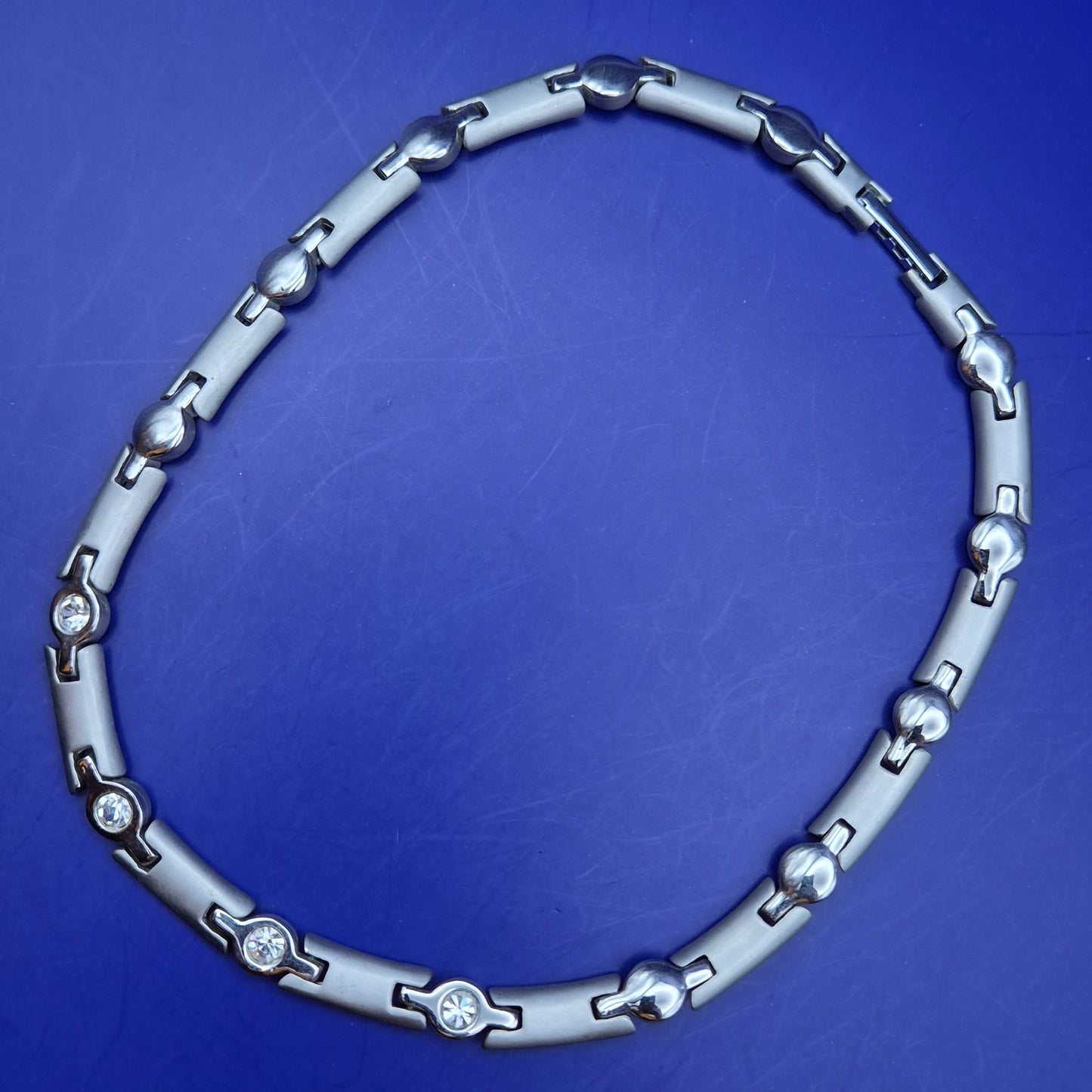 Elegante Damen Uhr Armband – Matt-Glanz-Finish mit funkelnden Kristallen