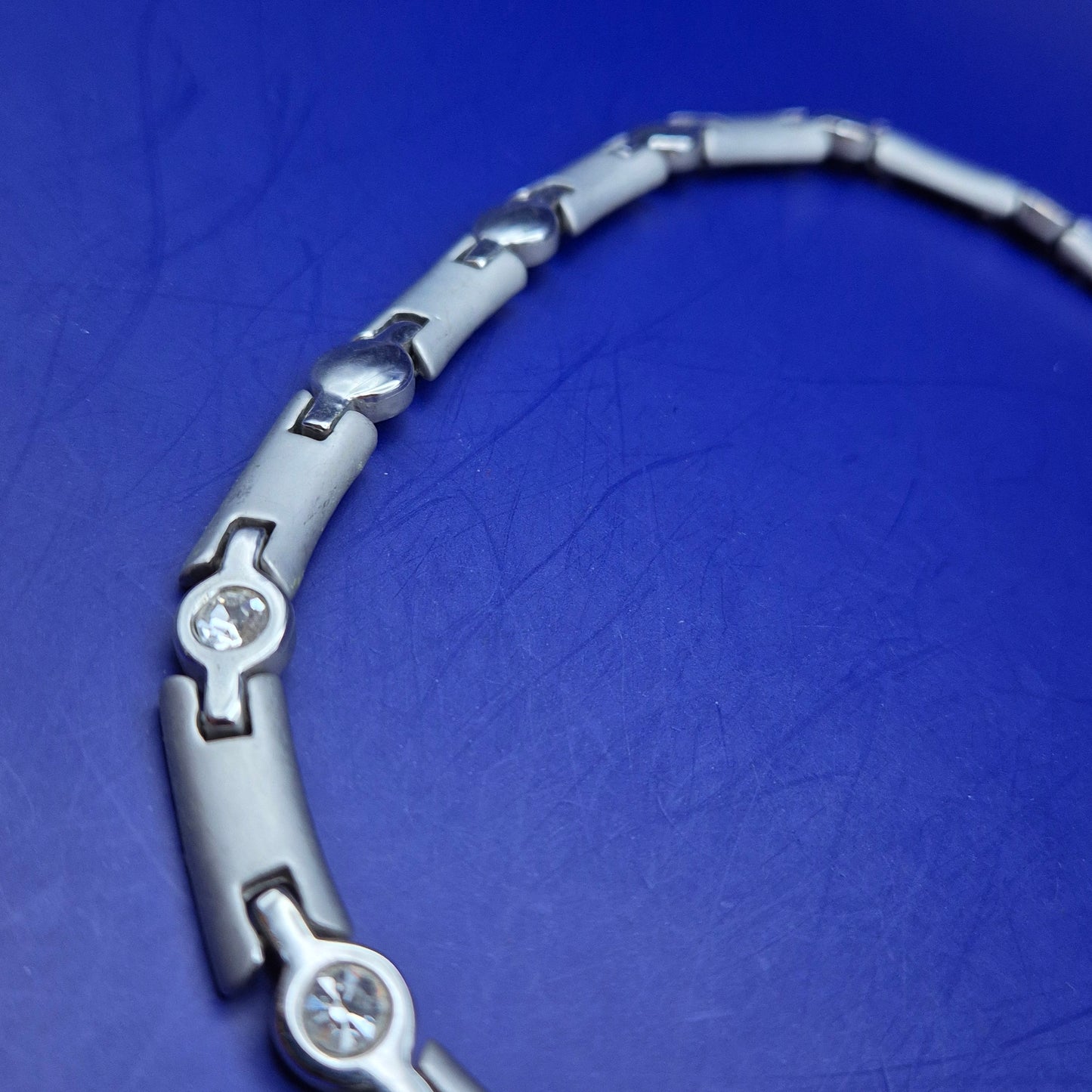 Elegante Damen Uhr Armband – Matt-Glanz-Finish mit funkelnden Kristallen