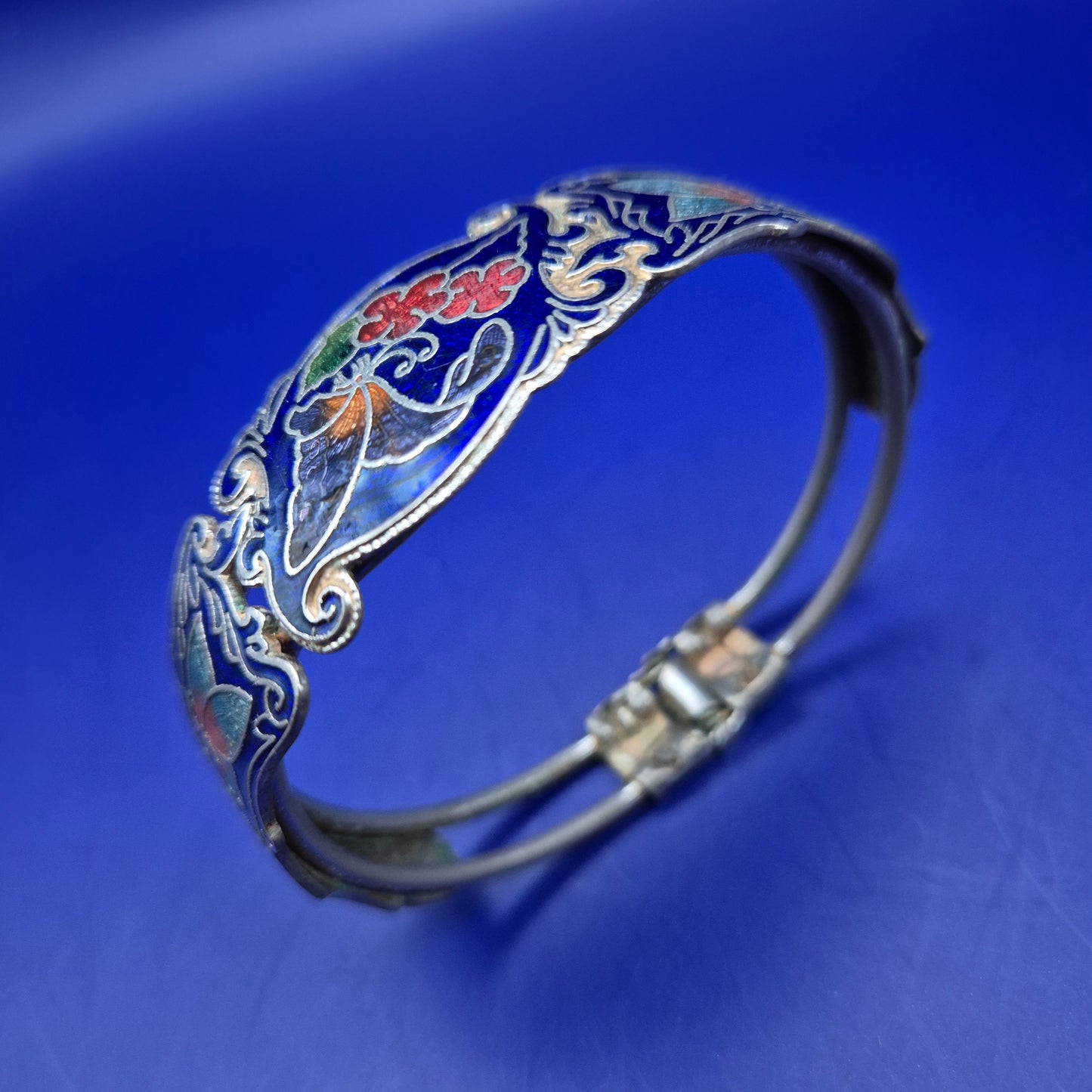 Antikes Cloisonné Armreif – Bunte Schmetterlinge auf Blau