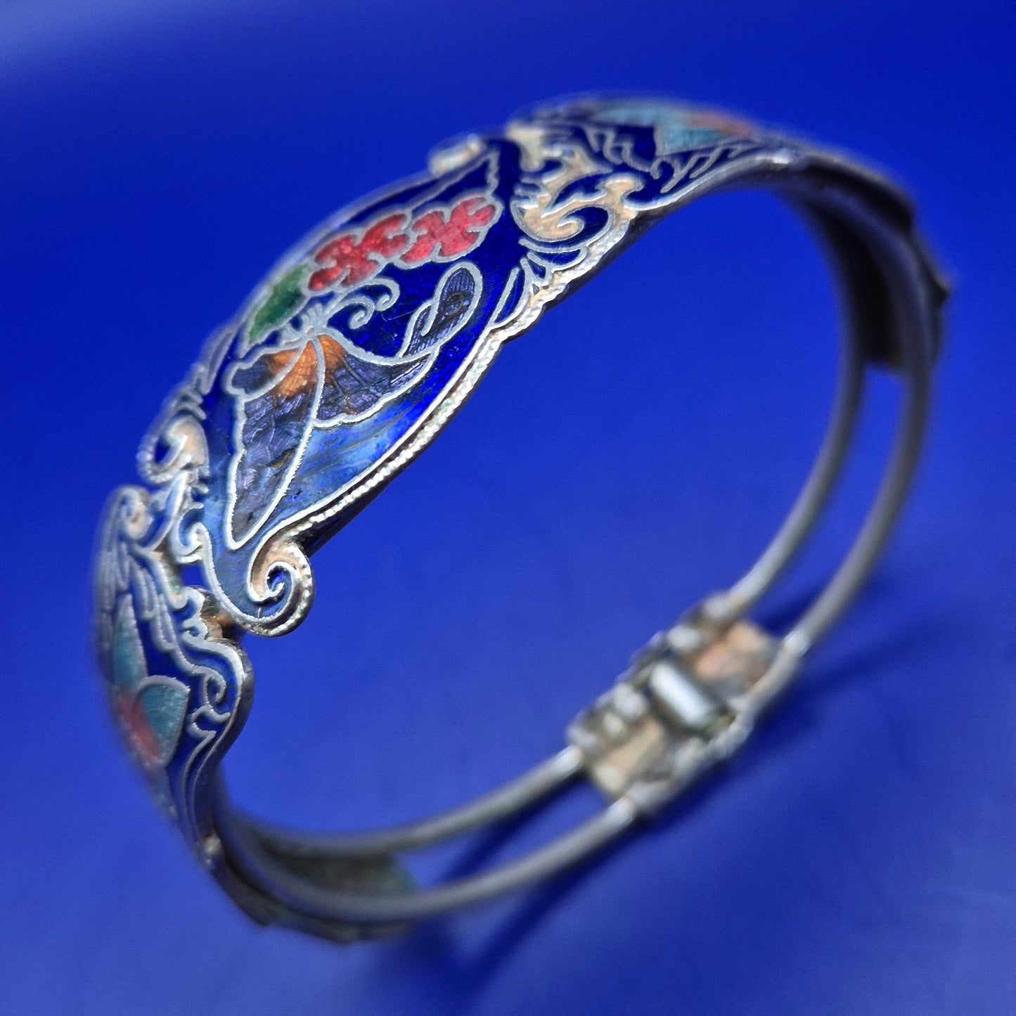 Antikes Cloisonné Armreif – Bunte Schmetterlinge auf Blau
