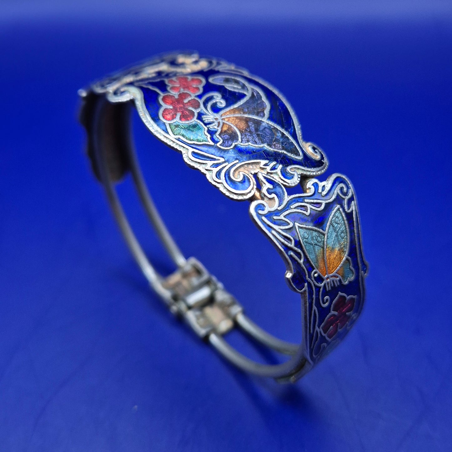 Antikes Cloisonné Armreif – Bunte Schmetterlinge auf Blau