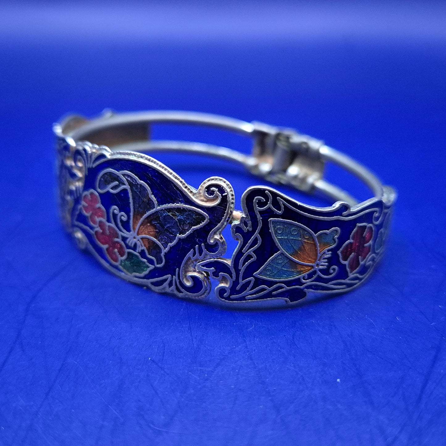 Antikes Cloisonné Armreif – Bunte Schmetterlinge auf Blau