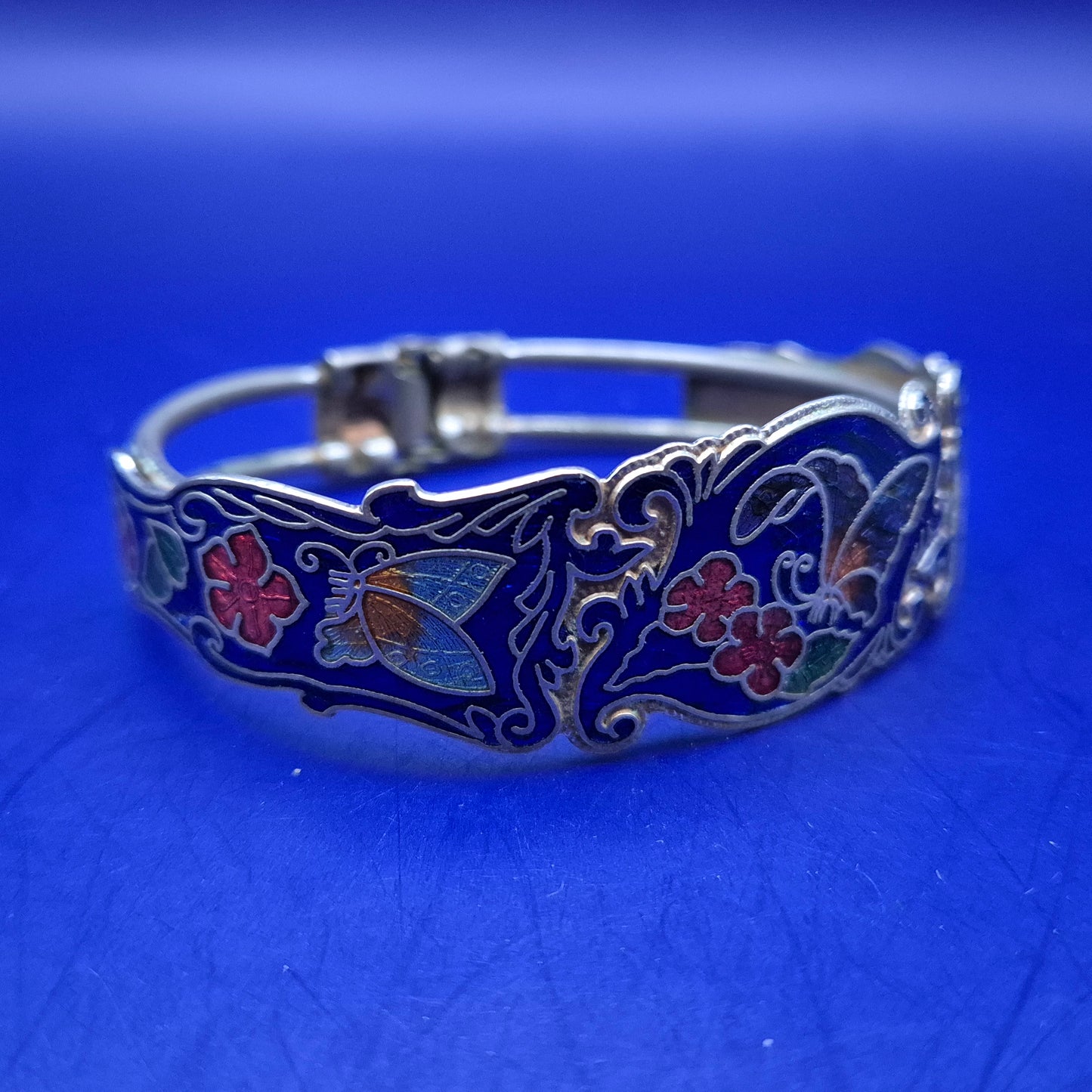 Antikes Cloisonné Armreif – Bunte Schmetterlinge auf Blau