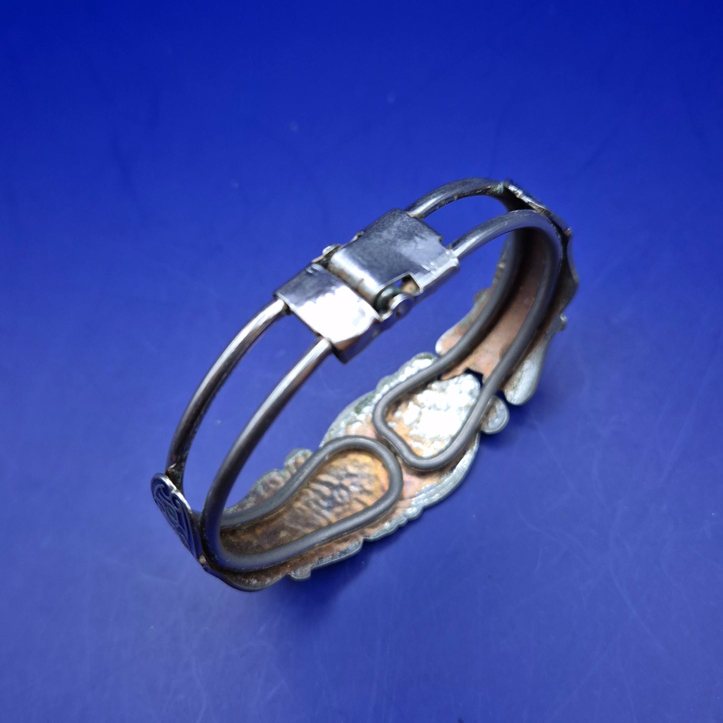 Antikes Cloisonné Armreif – Bunte Schmetterlinge auf Blau