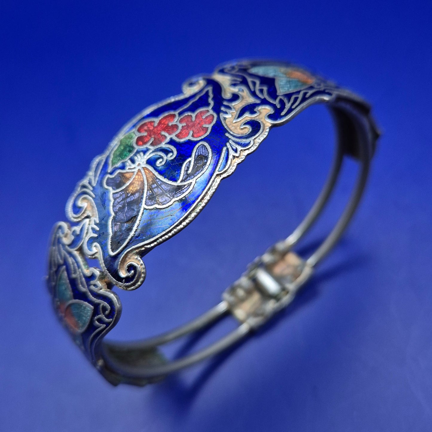 Antikes Cloisonné Armreif – Bunte Schmetterlinge auf Blau