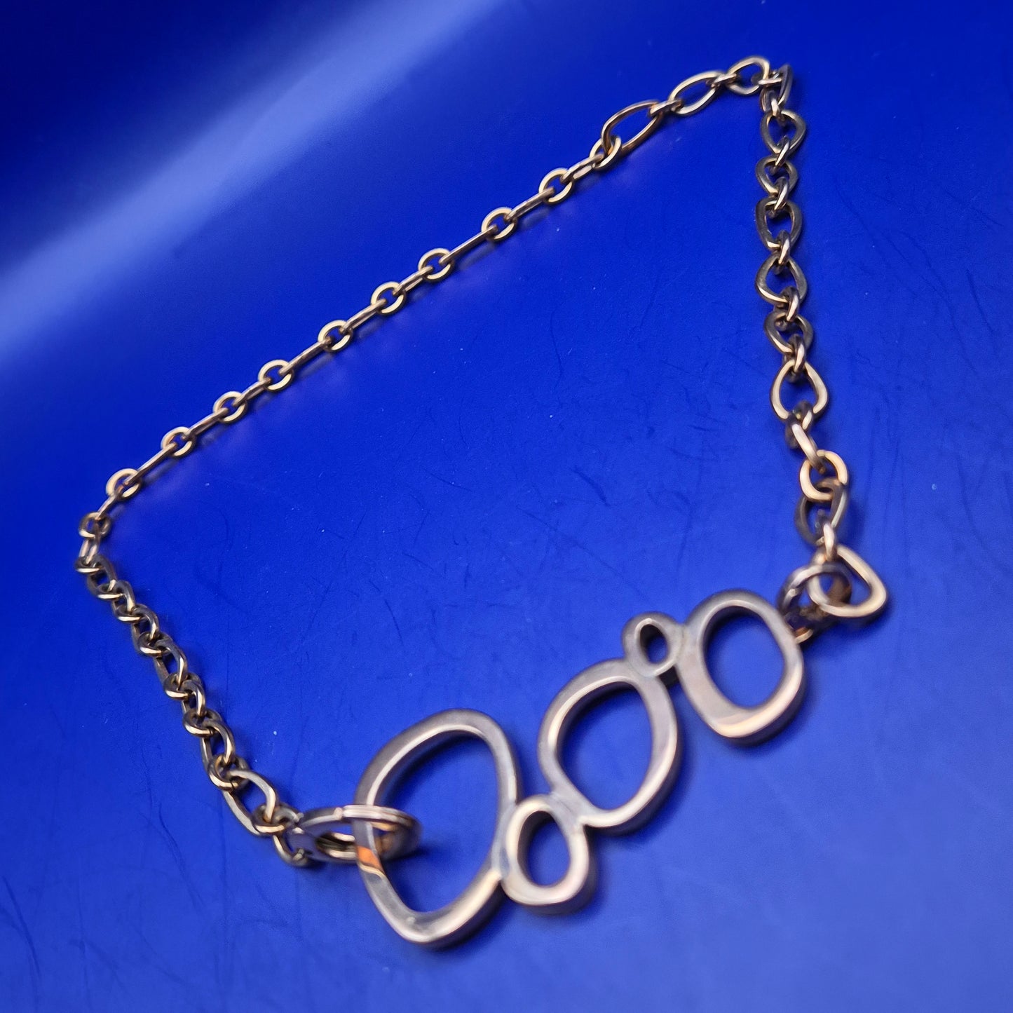 Moderne Gold Ton Kette – Abstraktes Ring-Design für Damen