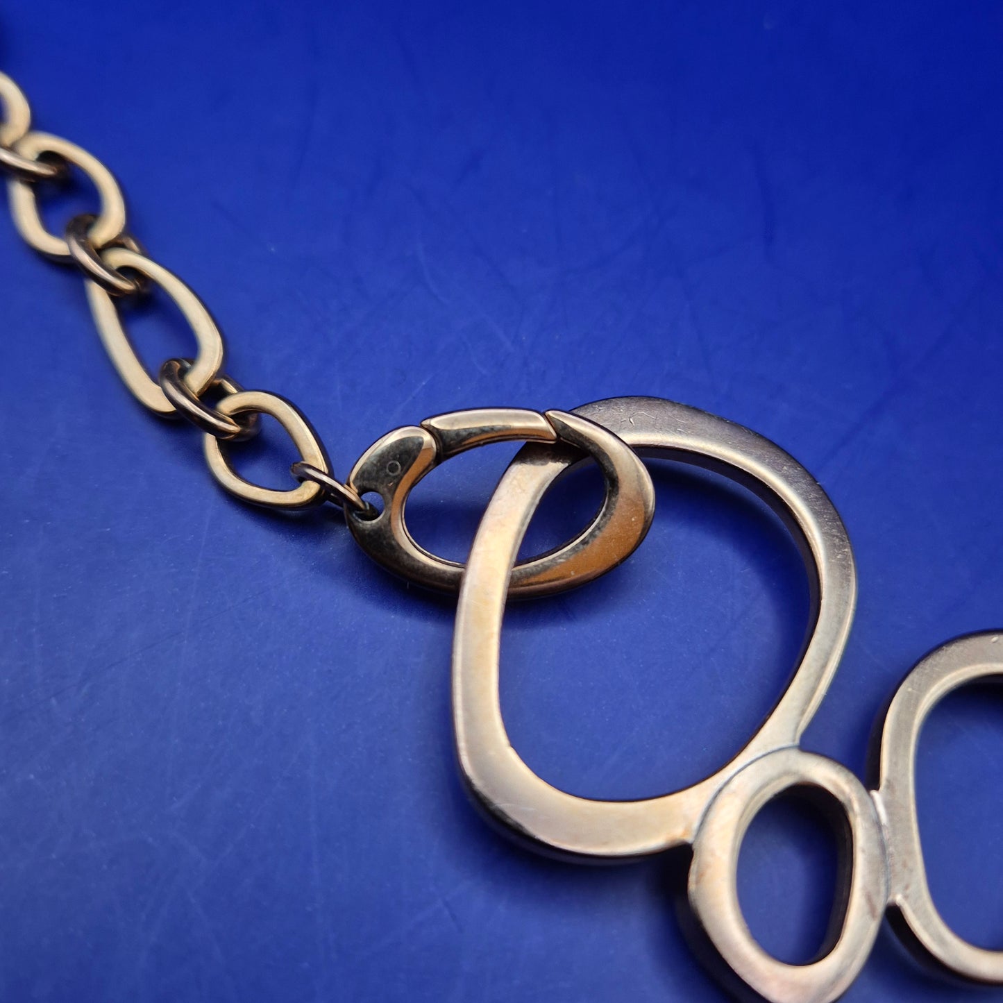 Moderne Gold Ton Kette – Abstraktes Ring-Design für Damen