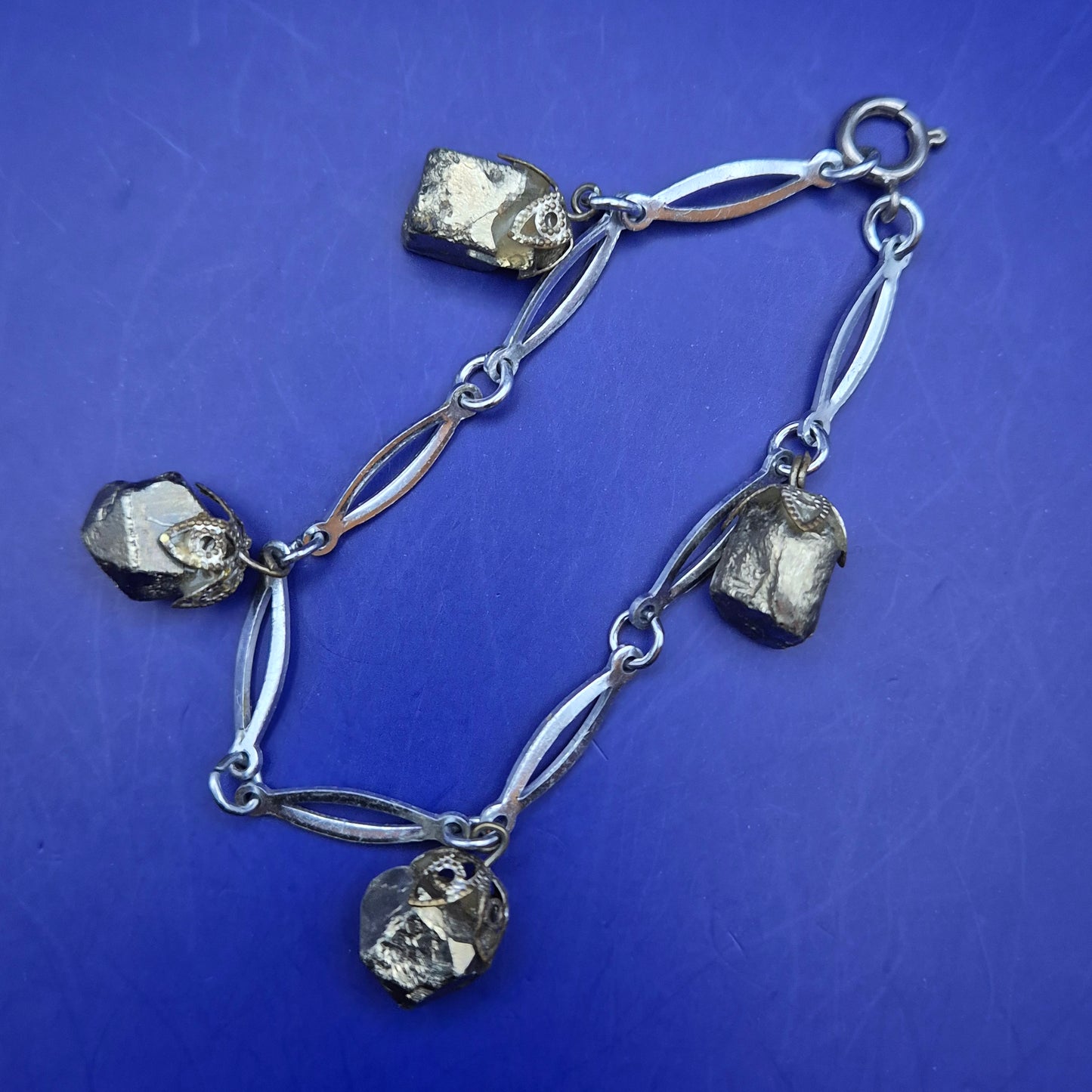 Rustikales Pyrit Armband – Glänzende Natursteine im Vintage-Look