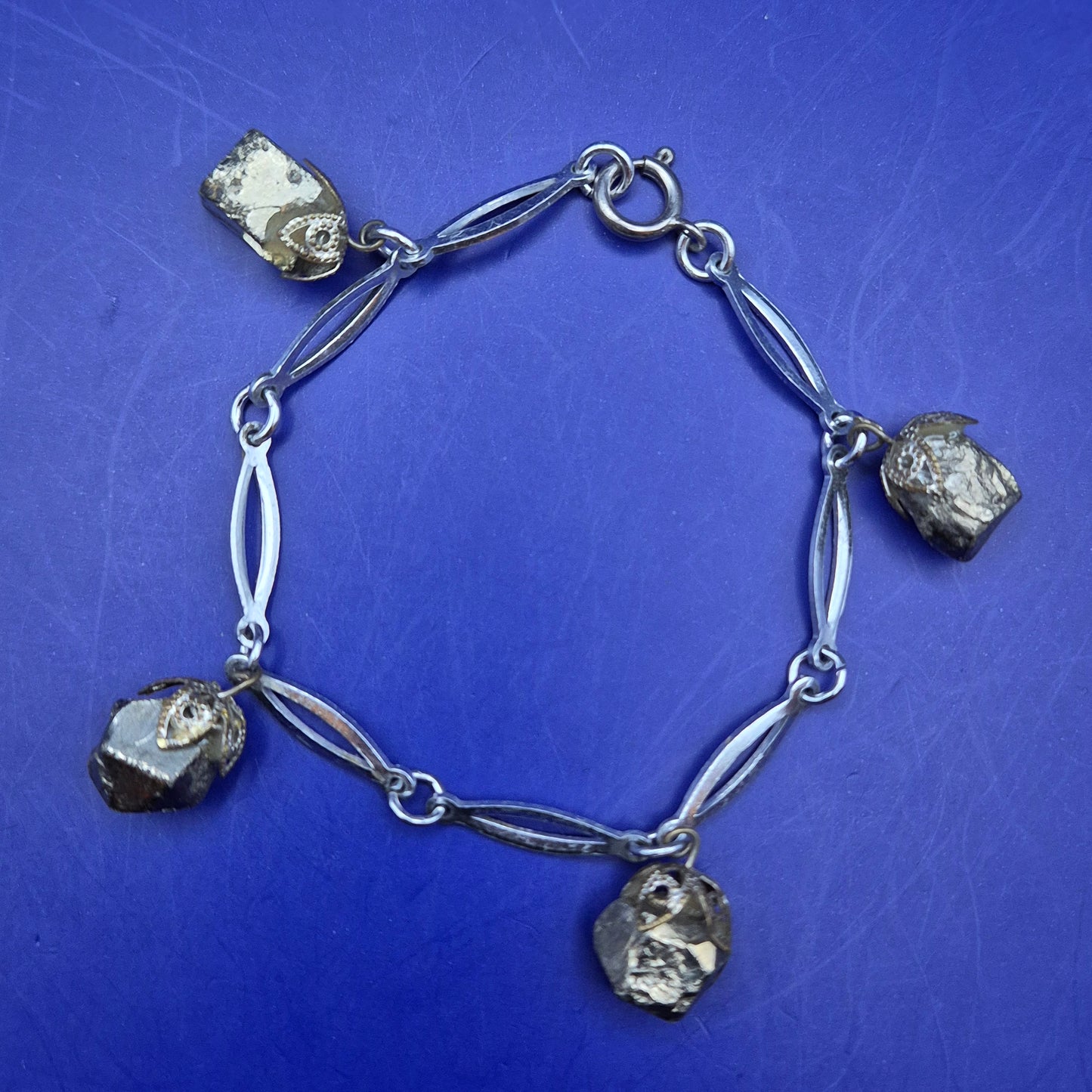 Rustikales Pyrit Armband – Glänzende Natursteine im Vintage-Look