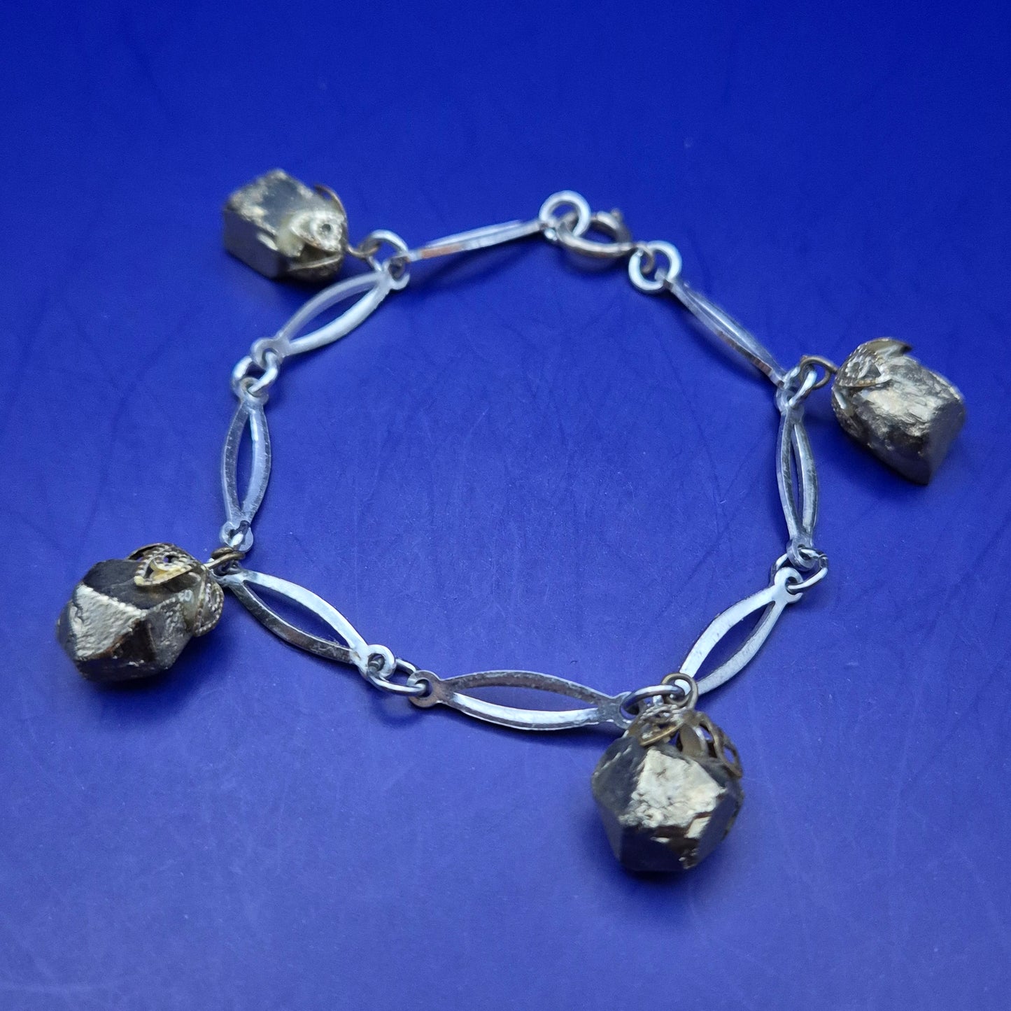 Rustikales Pyrit Armband – Glänzende Natursteine im Vintage-Look