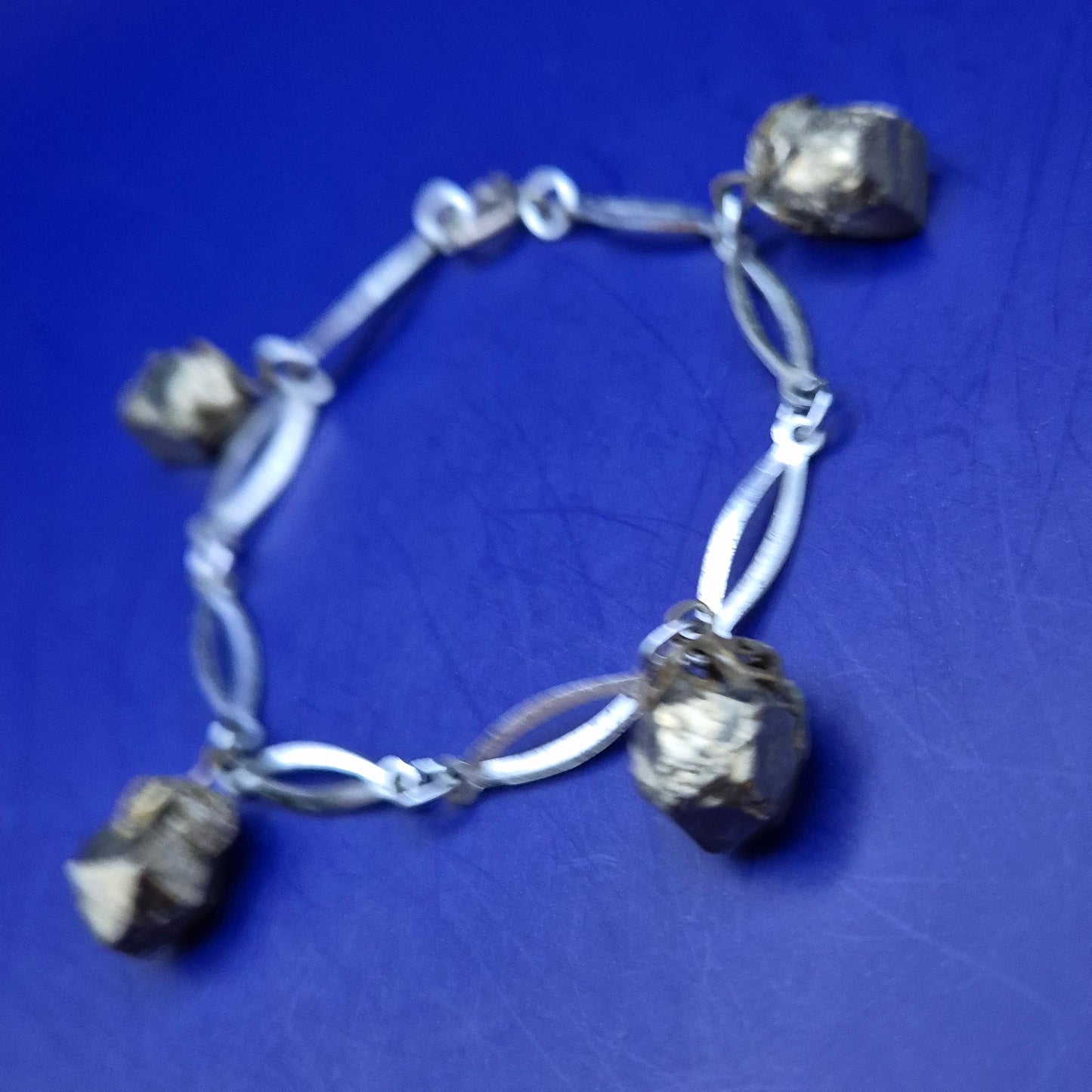 Rustikales Pyrit Armband – Glänzende Natursteine im Vintage-Look