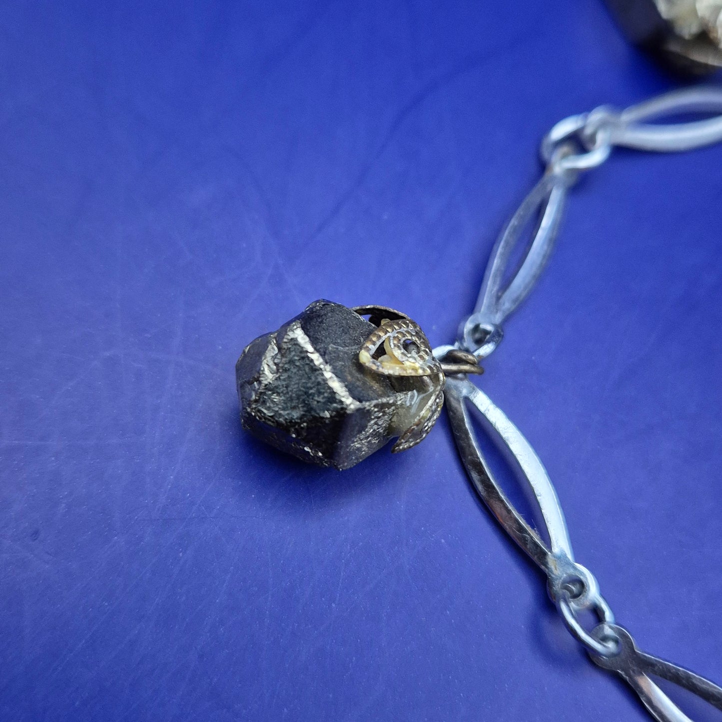 Rustikales Pyrit Armband – Glänzende Natursteine im Vintage-Look