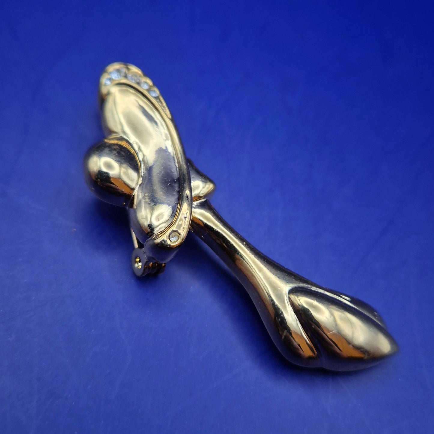 Elegant vergoldete Damen Brosche mit Perle und Strass – Ein Hauch von Luxus