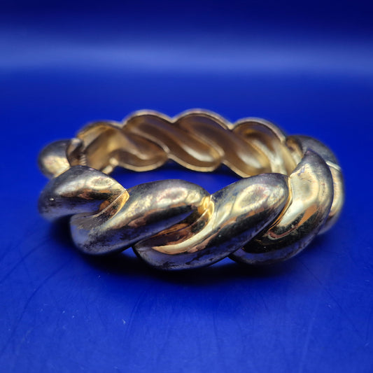 Eleganter Goldfarbener Armreif – Markantes Design im Vintage-Stil