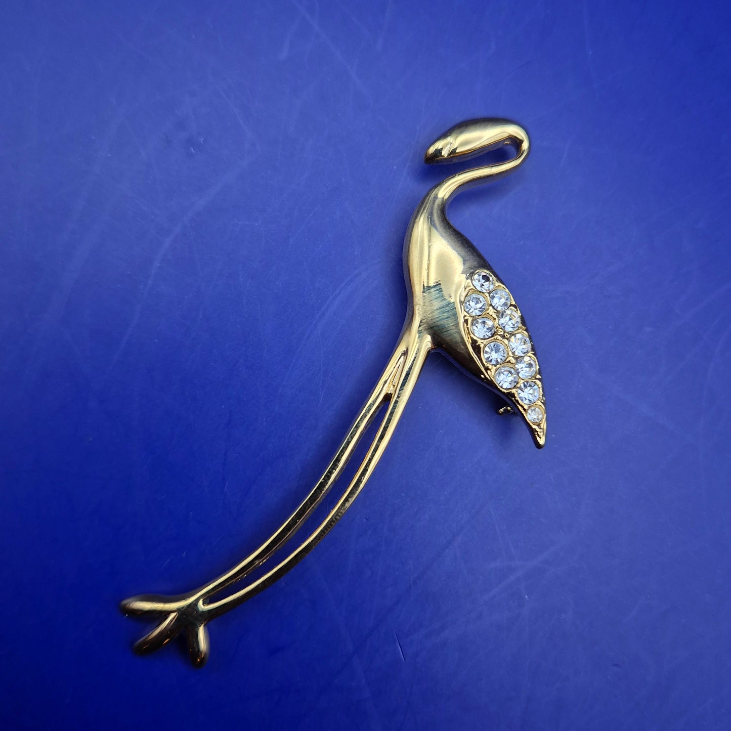 Elegante Flamingo Brosche Damen Uhr – Goldfarben mit Strasssteinen