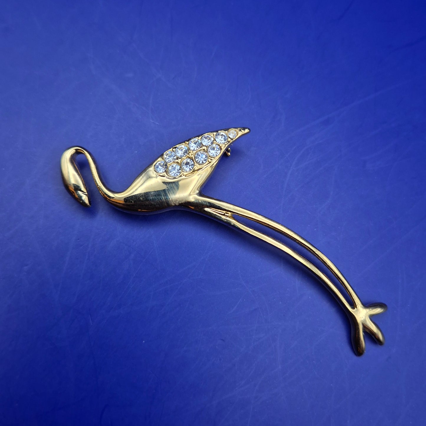 Elegante Flamingo Brosche Damen Uhr – Goldfarben mit Strasssteinen