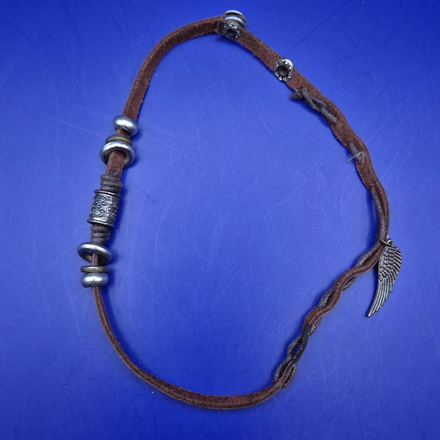 Rustikale Leder Halskette mit Flügel-Anhänger und Beads – Boho Style
