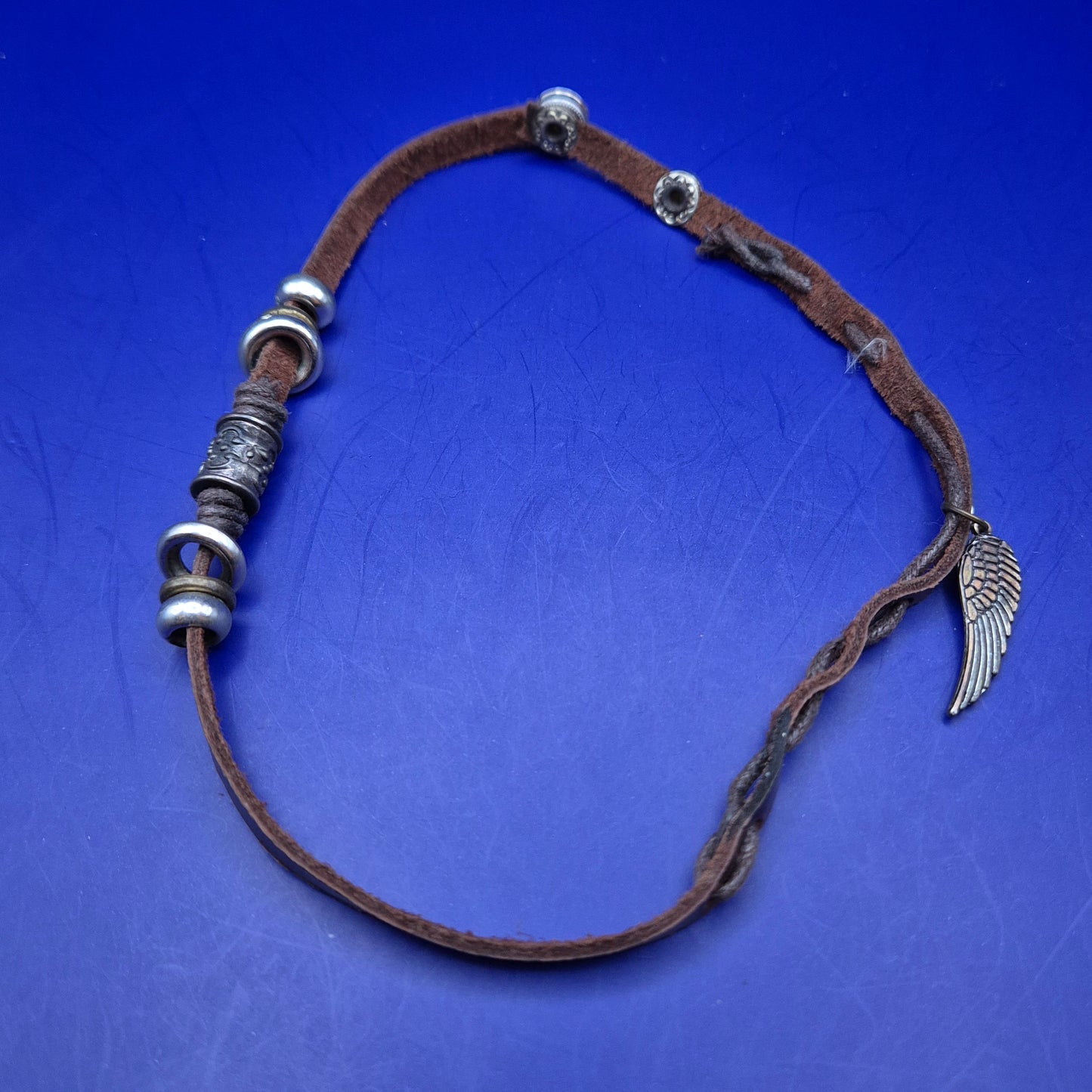 Rustikale Leder Halskette mit Flügel-Anhänger und Beads – Boho Style