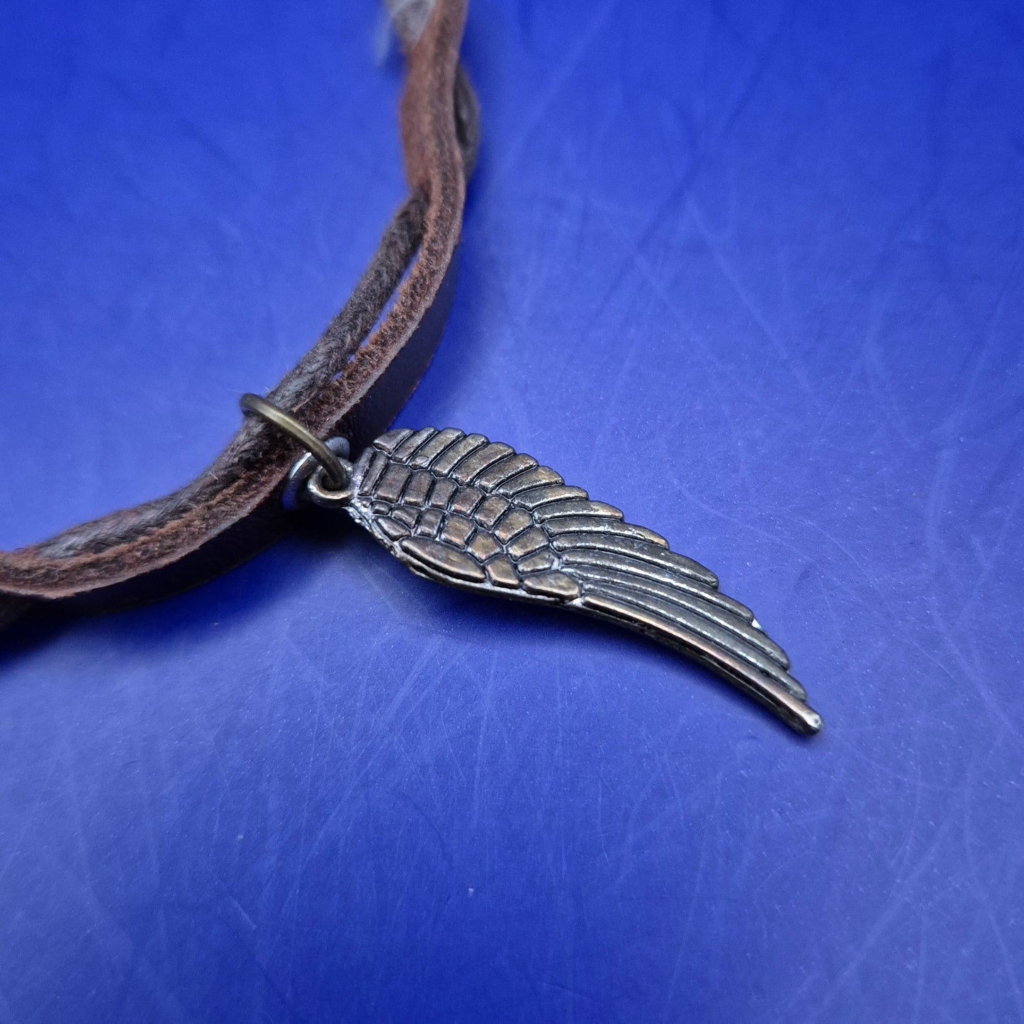 Rustikale Leder Halskette mit Flügel-Anhänger und Beads – Boho Style