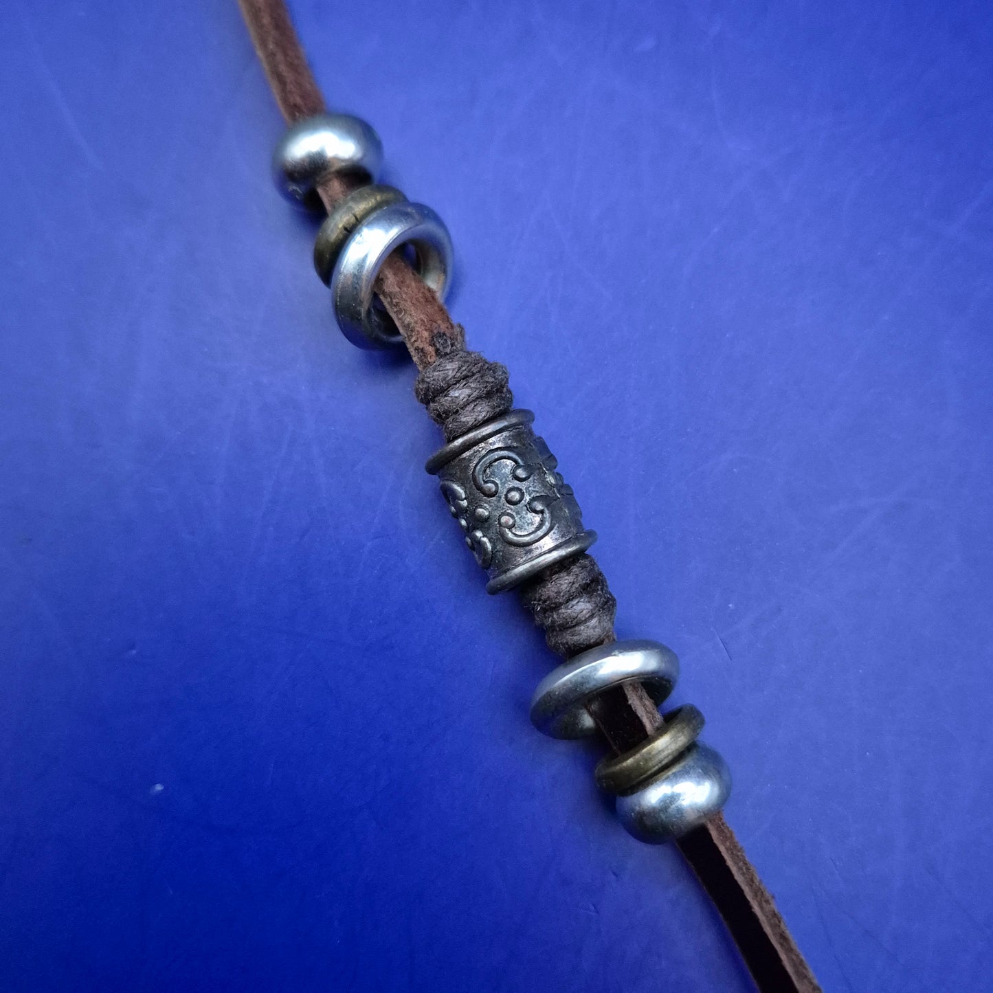 Rustikale Leder Halskette mit Flügel-Anhänger und Beads – Boho Style