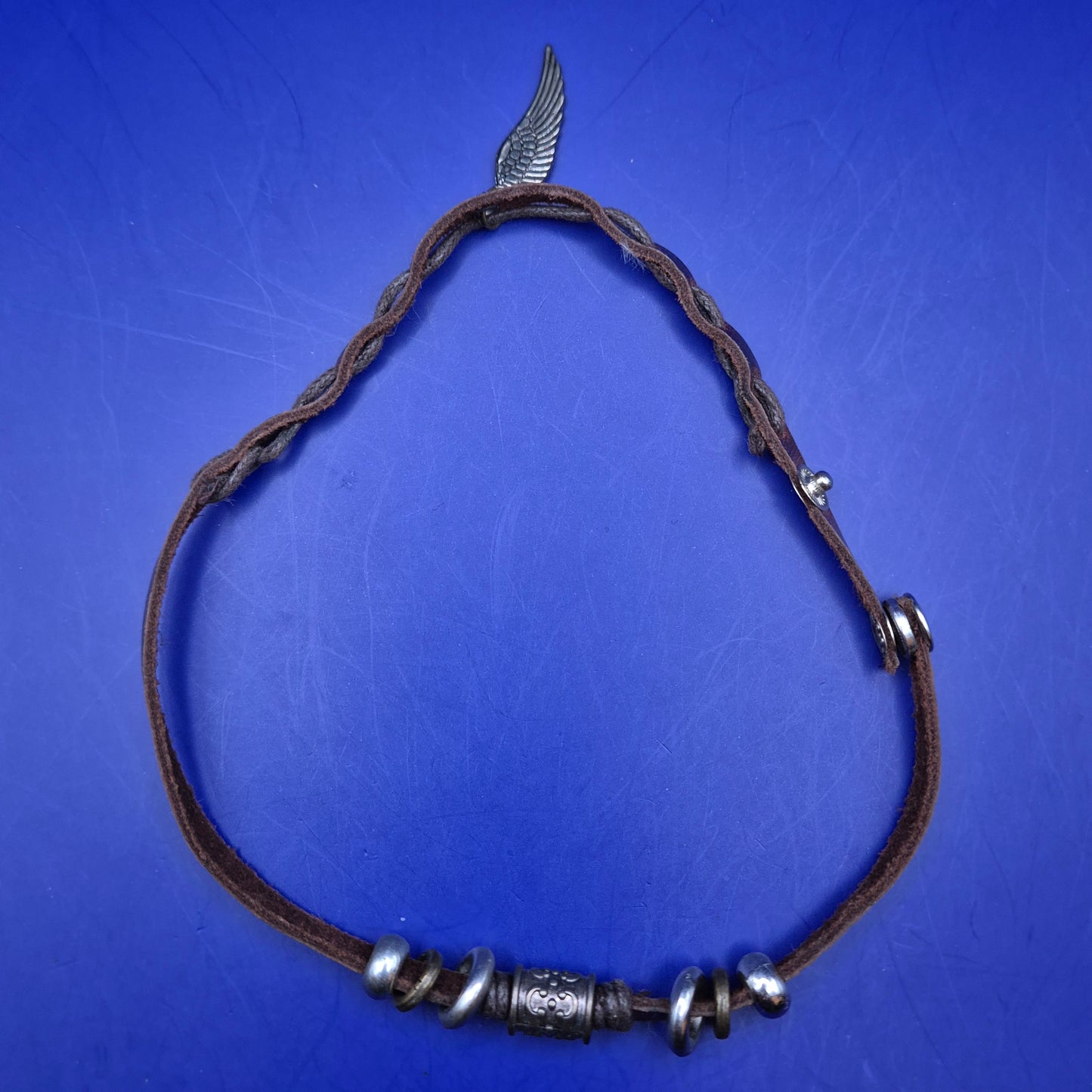 Rustikale Leder Halskette mit Flügel-Anhänger und Beads – Boho Style