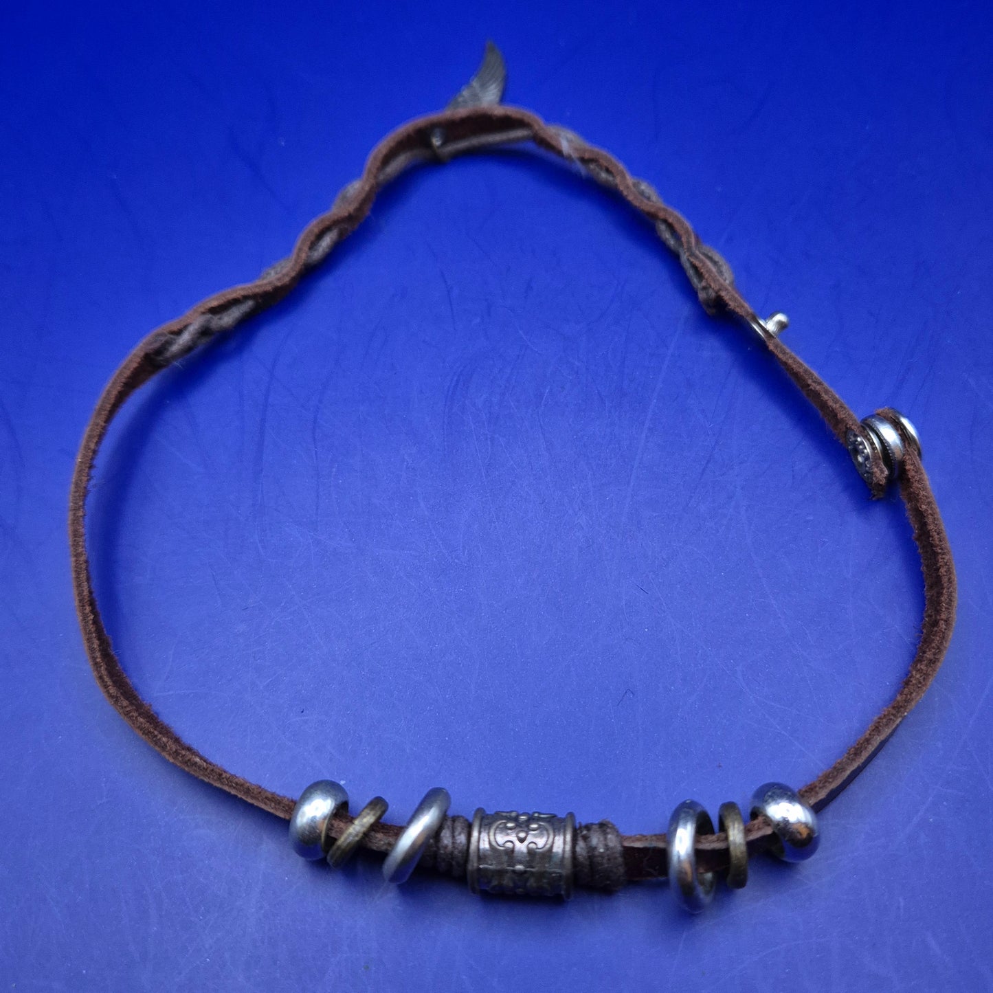 Rustikale Leder Halskette mit Flügel-Anhänger und Beads – Boho Style