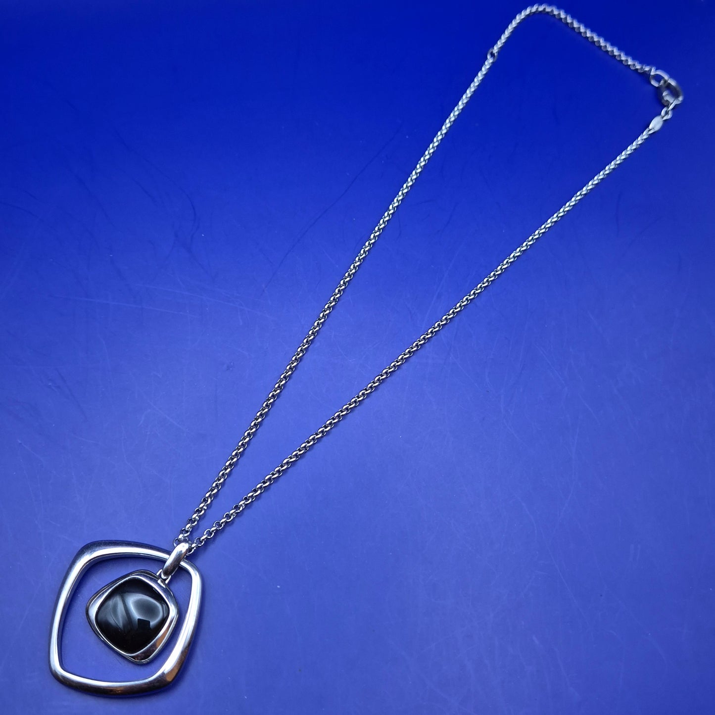 Moderne Edelstahl Damen Kette – Geometrischer Anhänger mit schwarzem Stein