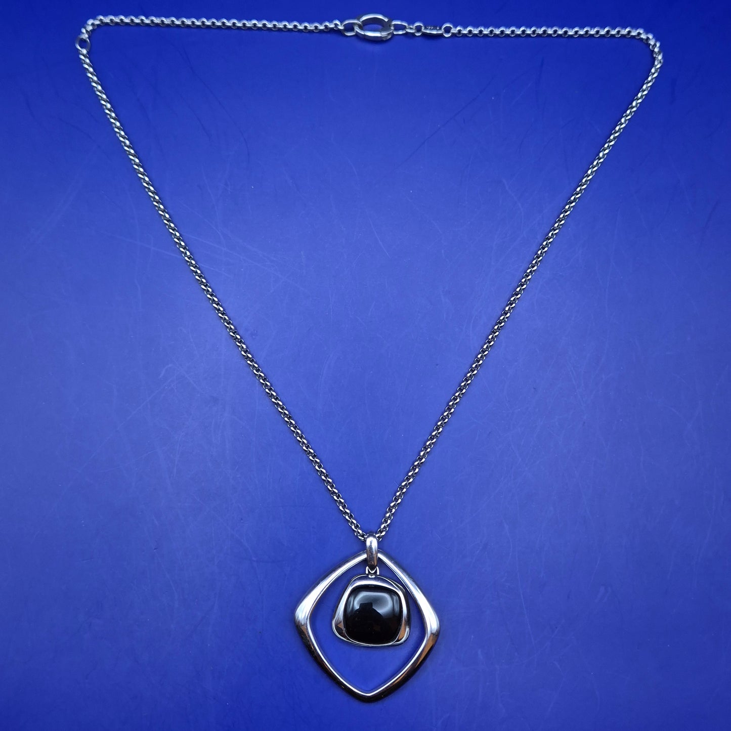 Moderne Edelstahl Damen Kette – Geometrischer Anhänger mit schwarzem Stein