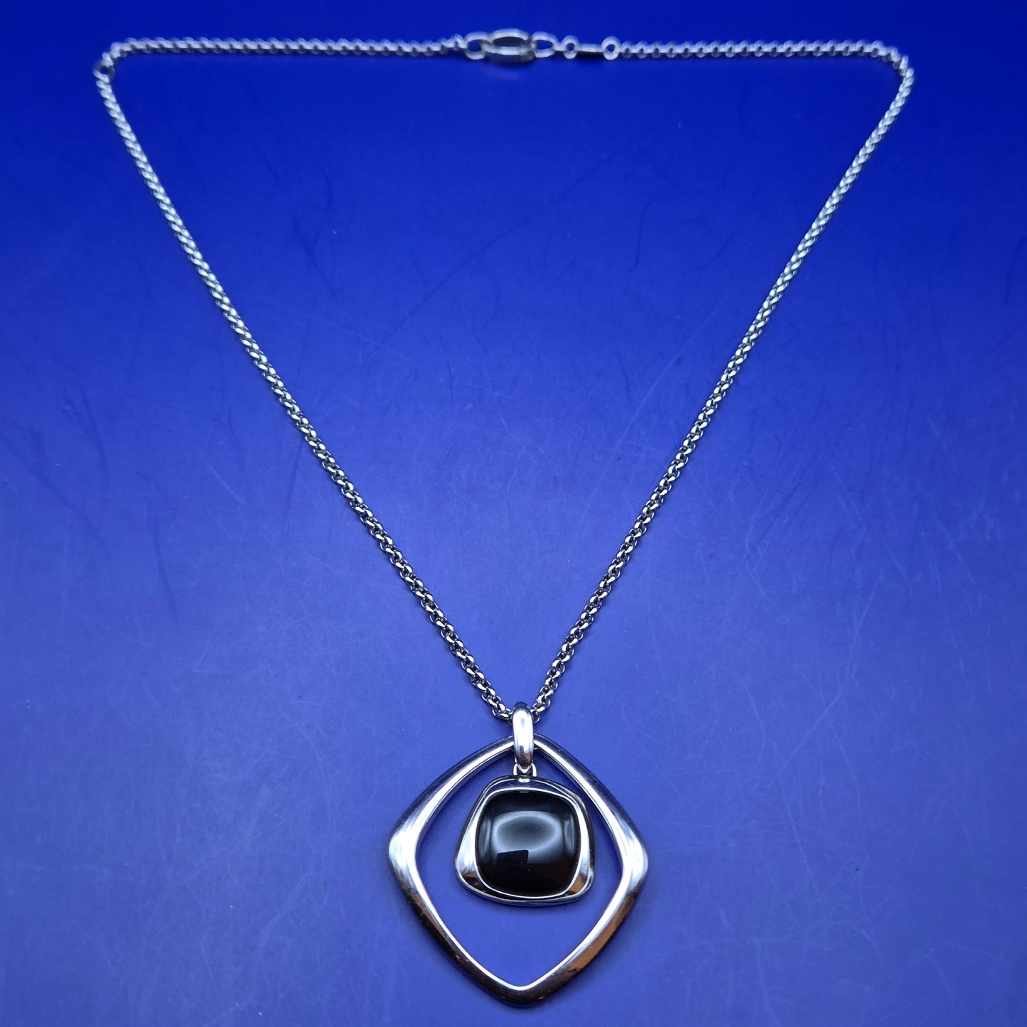 Moderne Edelstahl Damen Kette – Geometrischer Anhänger mit schwarzem Stein