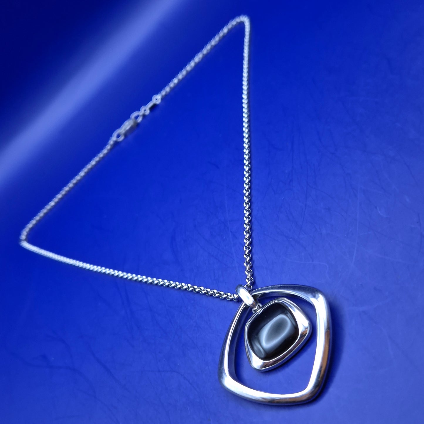 Moderne Edelstahl Damen Kette – Geometrischer Anhänger mit schwarzem Stein