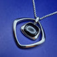 Moderne Edelstahl Damen Kette – Geometrischer Anhänger mit schwarzem Stein