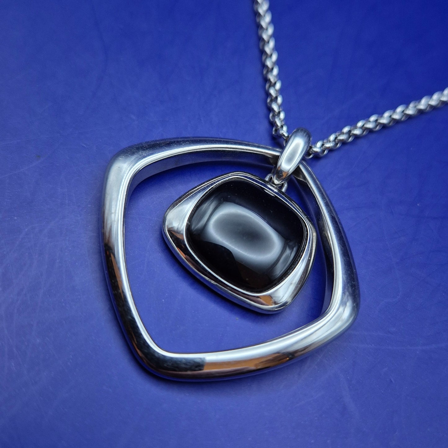 Moderne Edelstahl Damen Kette – Geometrischer Anhänger mit schwarzem Stein