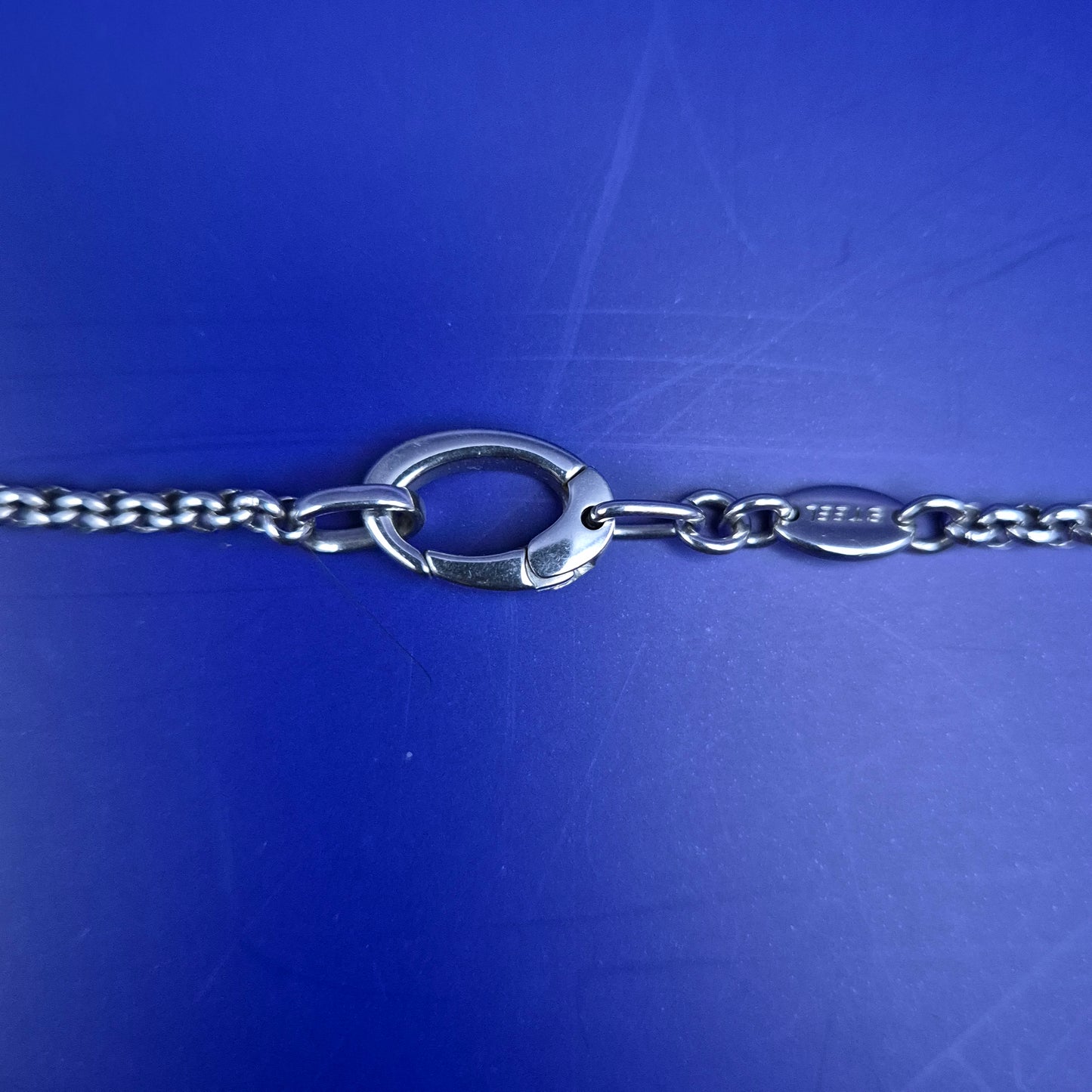 Moderne Edelstahl Damen Kette – Geometrischer Anhänger mit schwarzem Stein