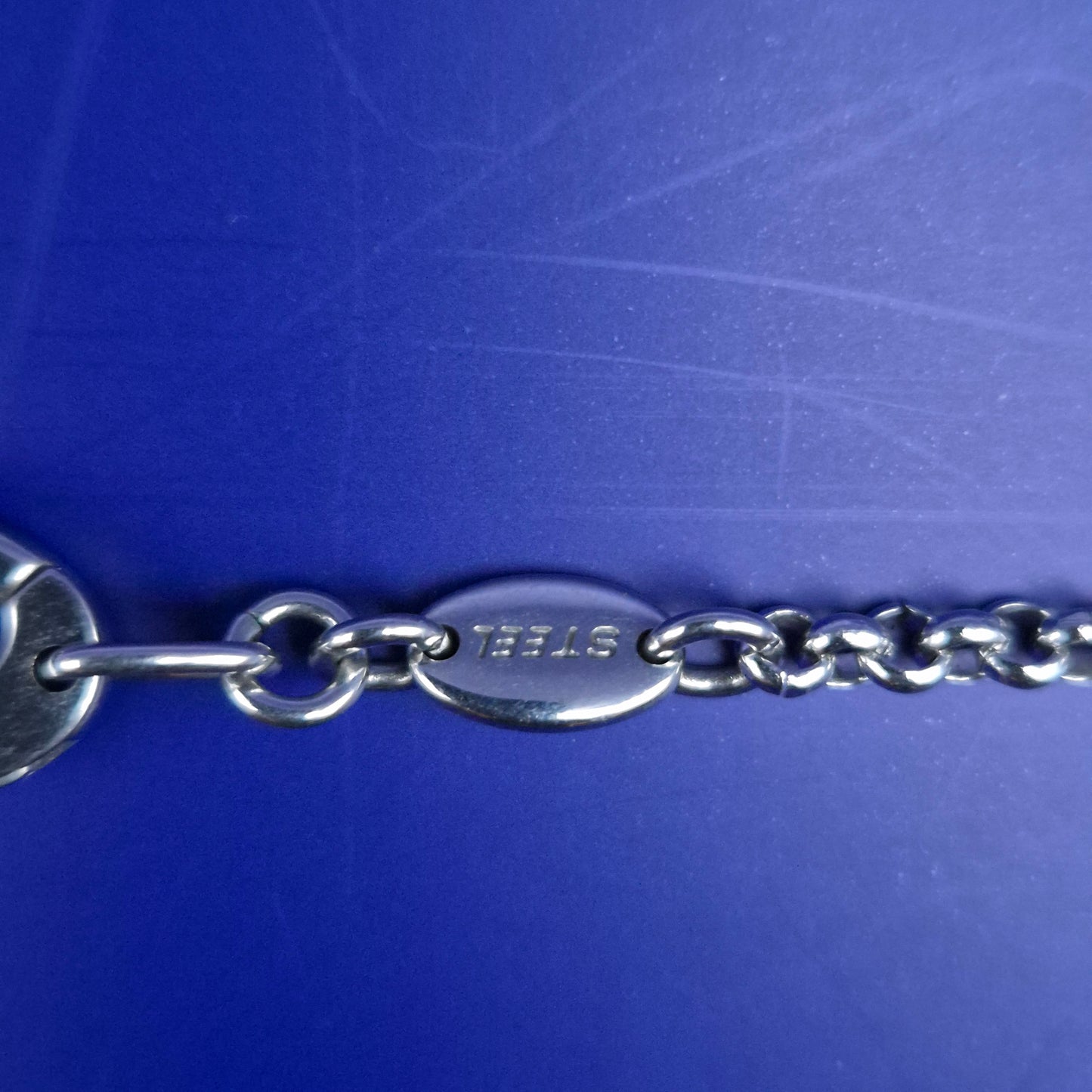 Moderne Edelstahl Damen Kette – Geometrischer Anhänger mit schwarzem Stein