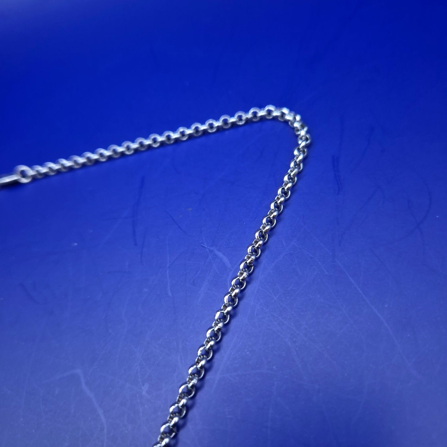 Moderne Edelstahl Damen Kette – Geometrischer Anhänger mit schwarzem Stein