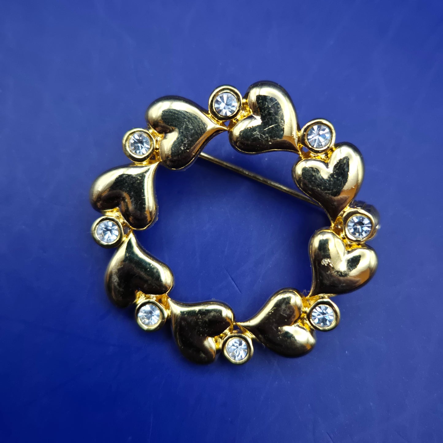 Exquisite Herz Kranz Brosche – Goldfarben mit funkelnden Kristallsteinen