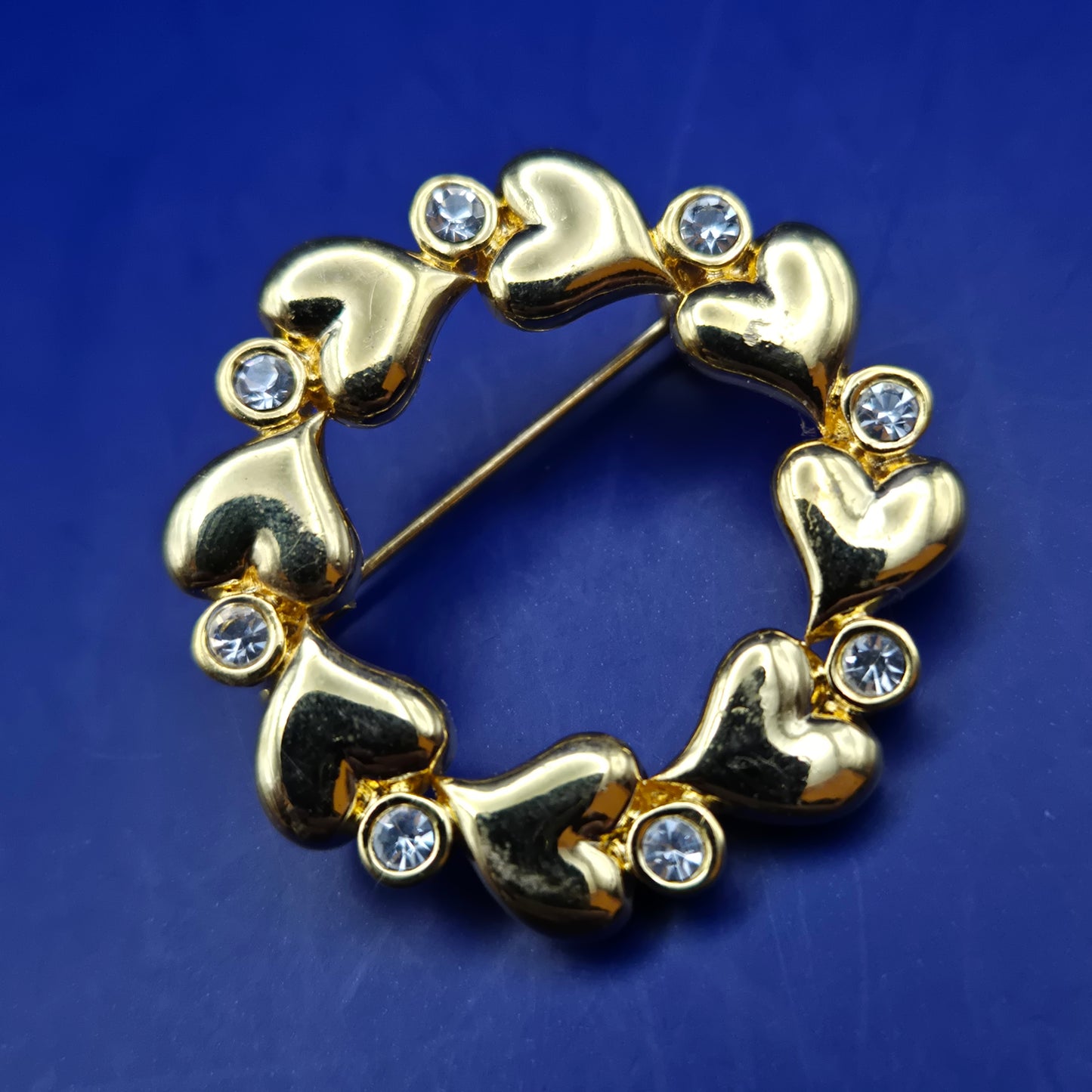 Exquisite Herz Kranz Brosche – Goldfarben mit funkelnden Kristallsteinen