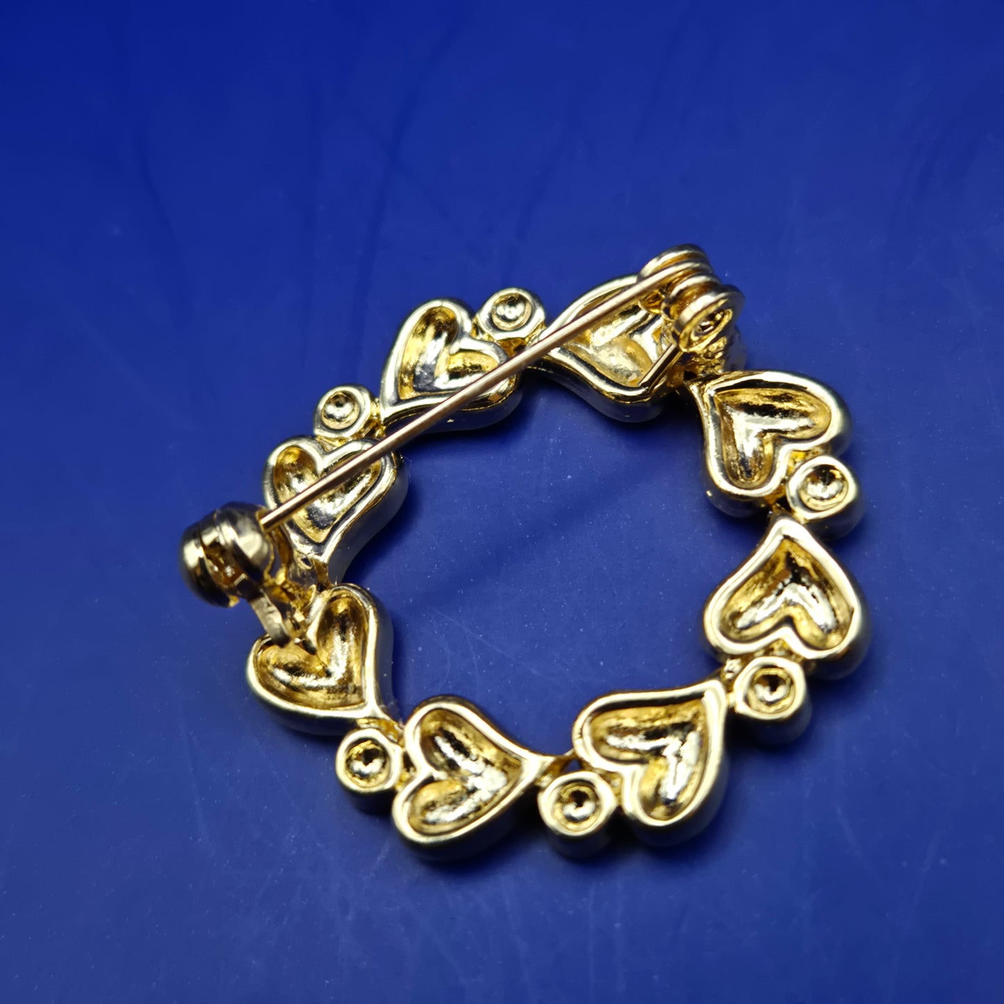 Exquisite Herz Kranz Brosche – Goldfarben mit funkelnden Kristallsteinen