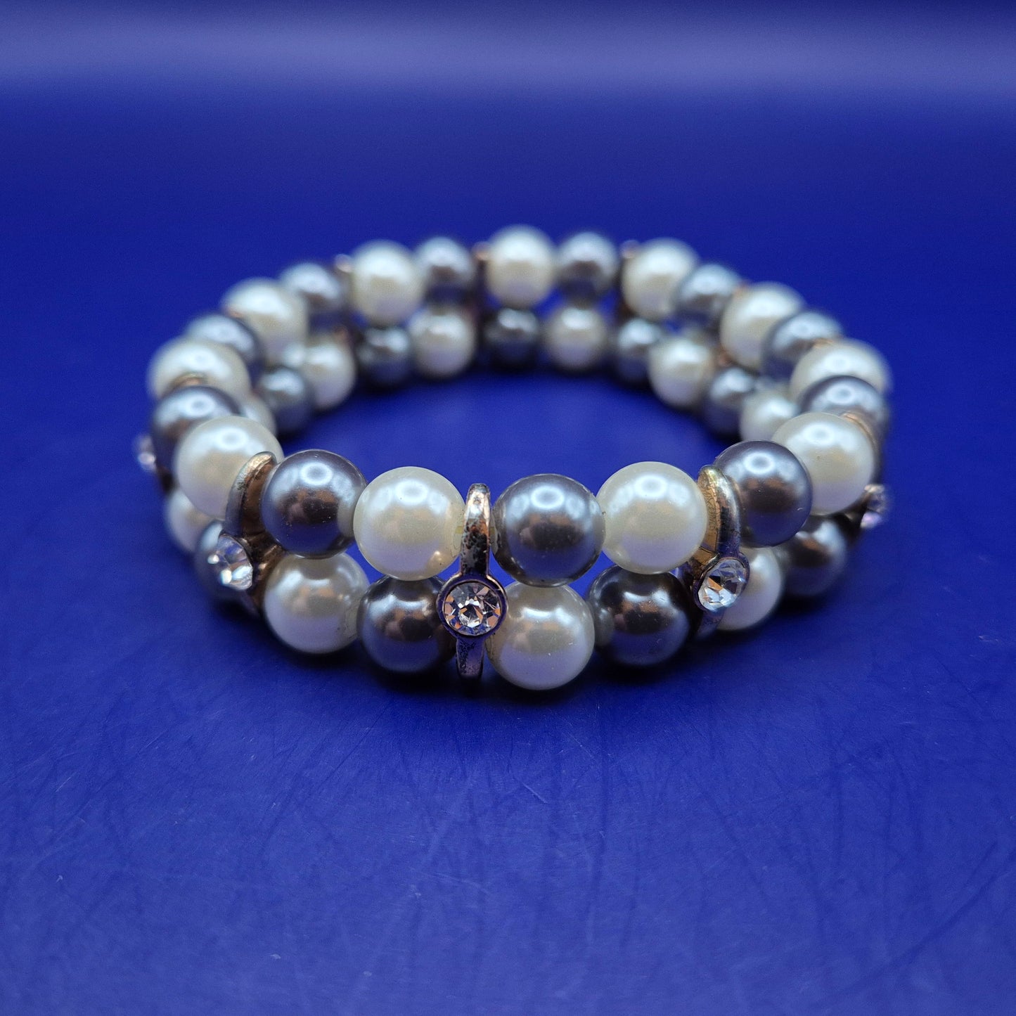 Elegantes Perlen Armband – Klassisches Design in Weiß und Grau