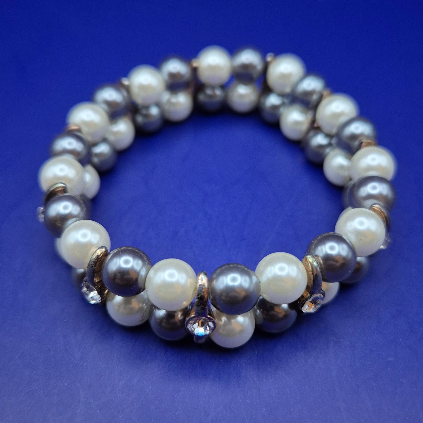 Elegantes Perlen Armband – Klassisches Design in Weiß und Grau