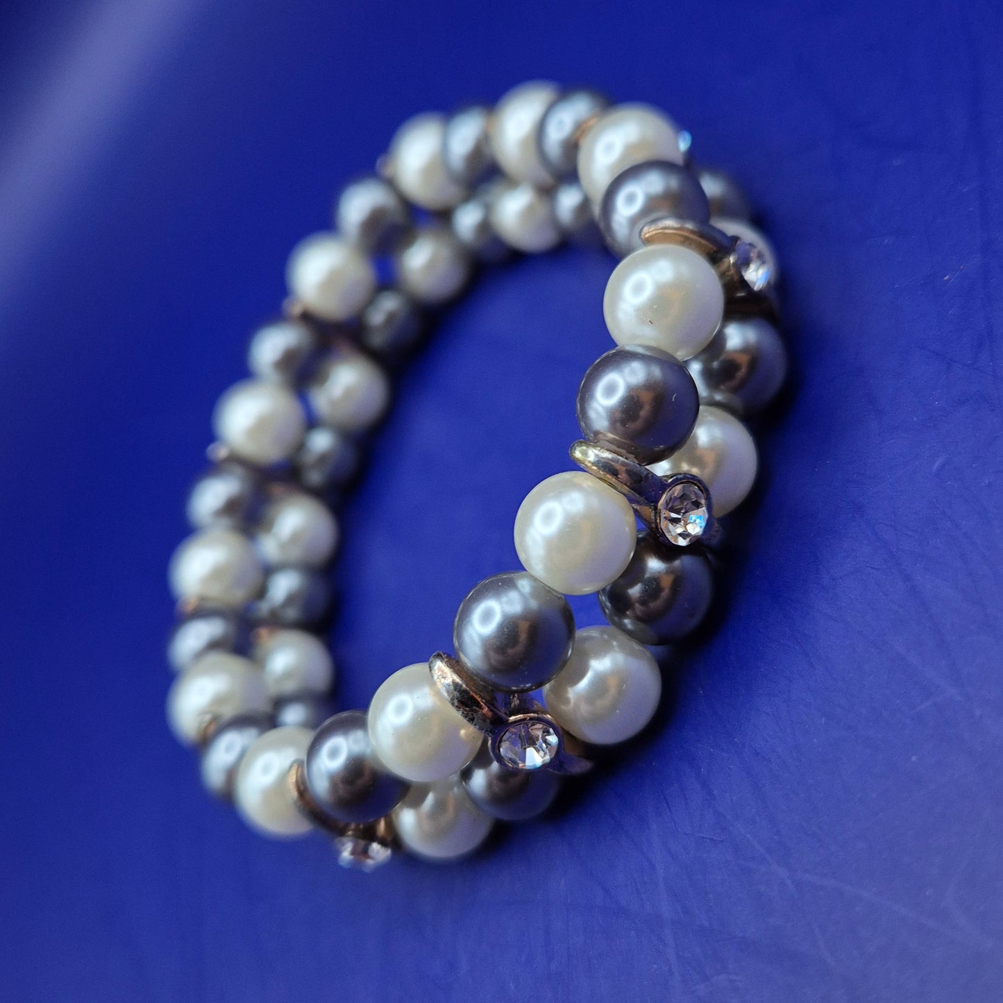 Elegantes Perlen Armband – Klassisches Design in Weiß und Grau