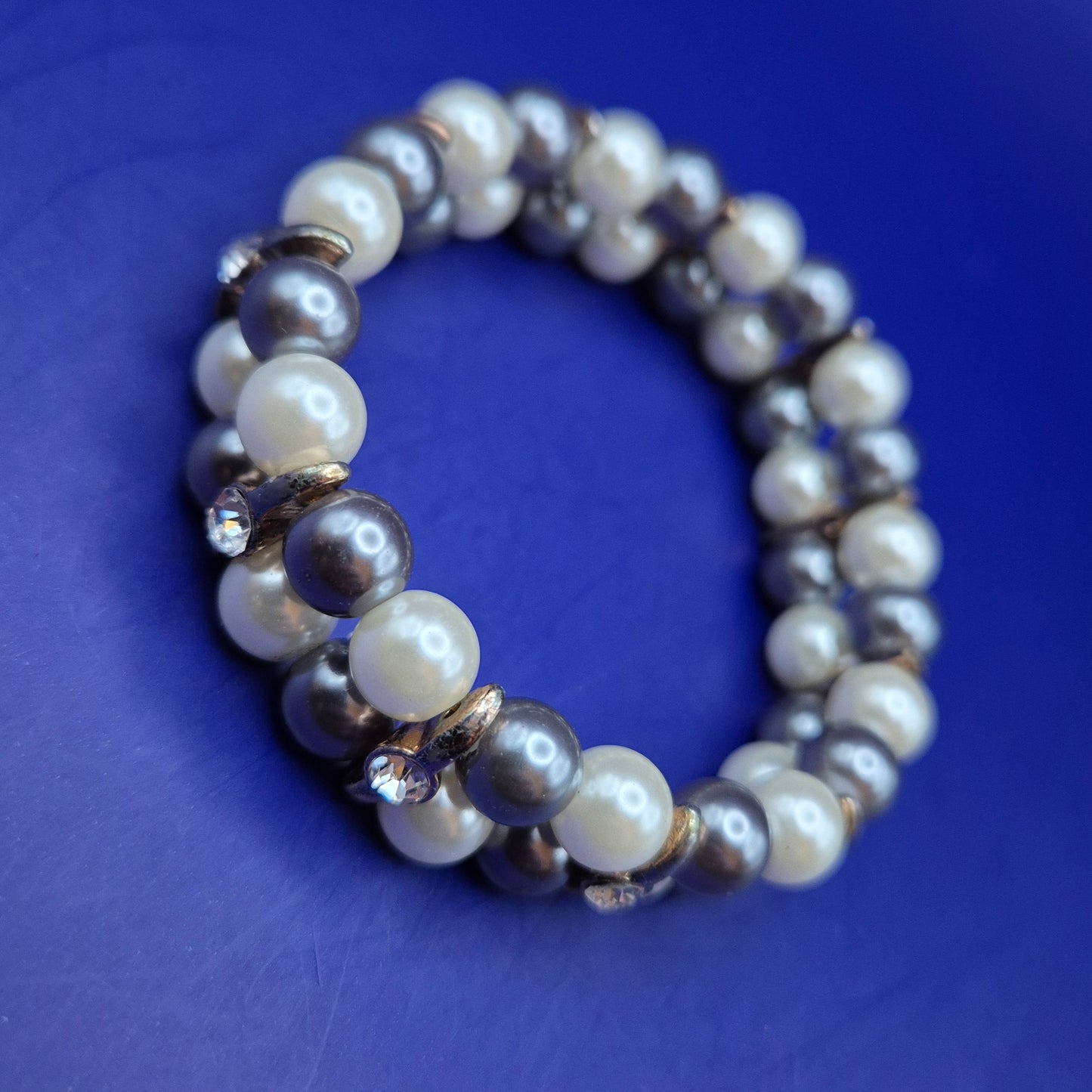 Elegantes Perlen Armband – Klassisches Design in Weiß und Grau
