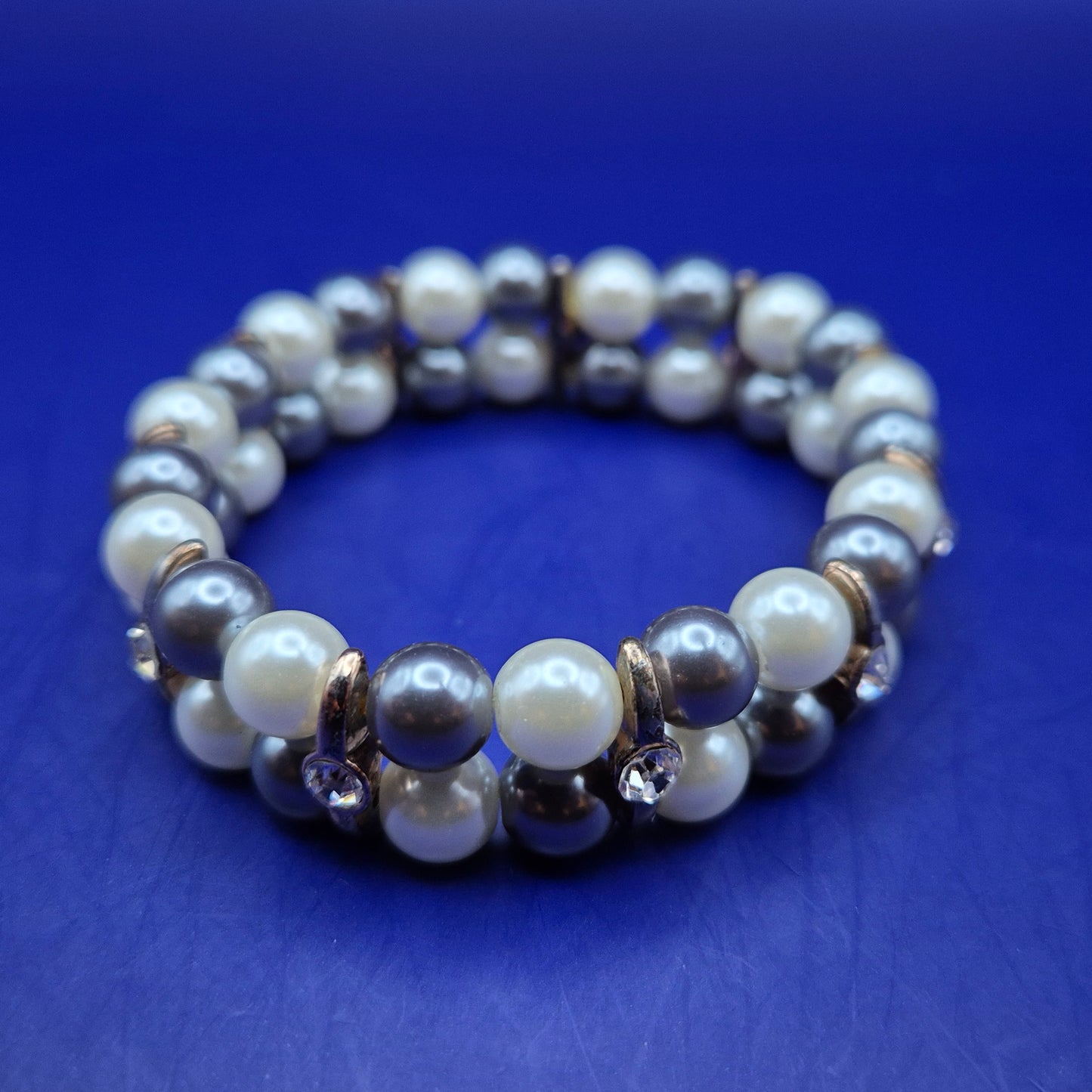 Elegantes Perlen Armband – Klassisches Design in Weiß und Grau