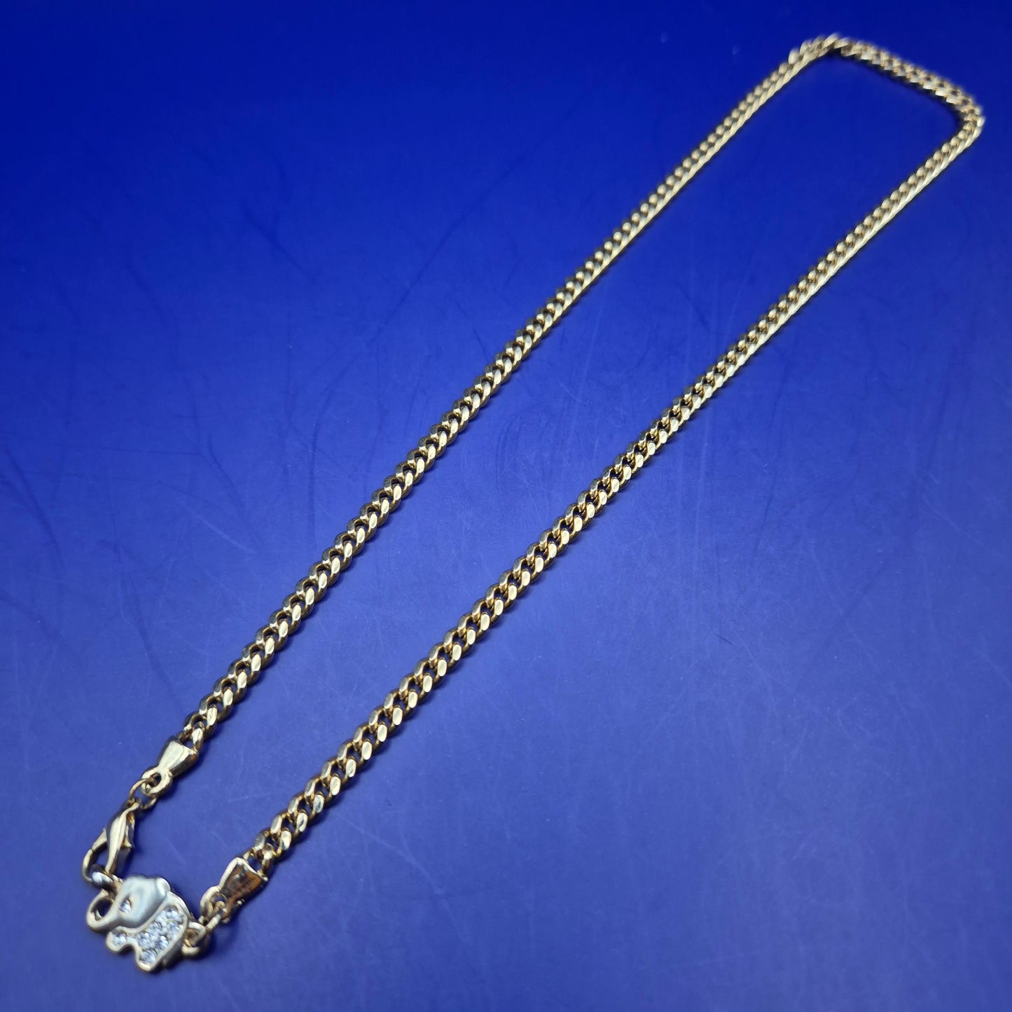 Goldfarbene Halskette mit funkelndem Elefanten-Anhänger, ca. 45cm