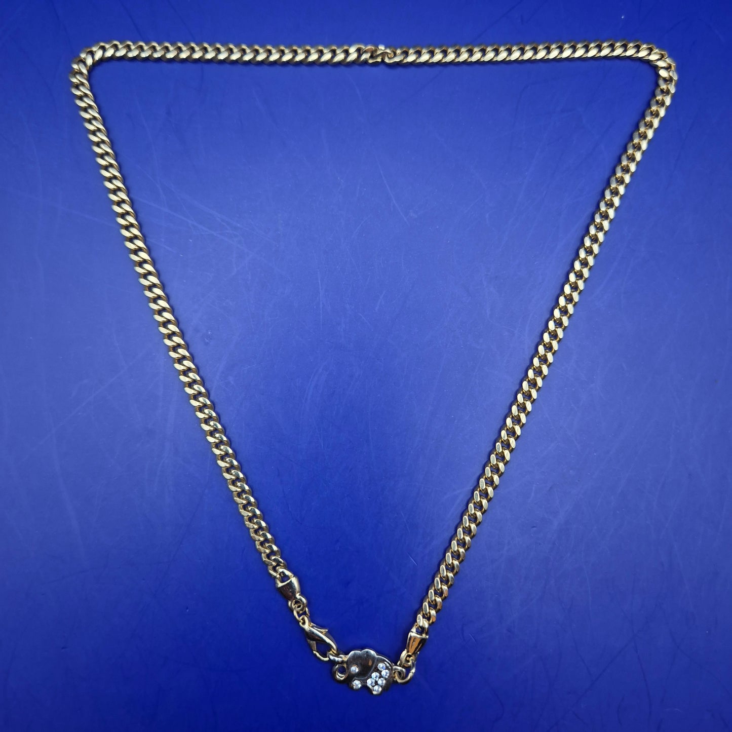 Goldfarbene Halskette mit funkelndem Elefanten-Anhänger, ca. 45cm