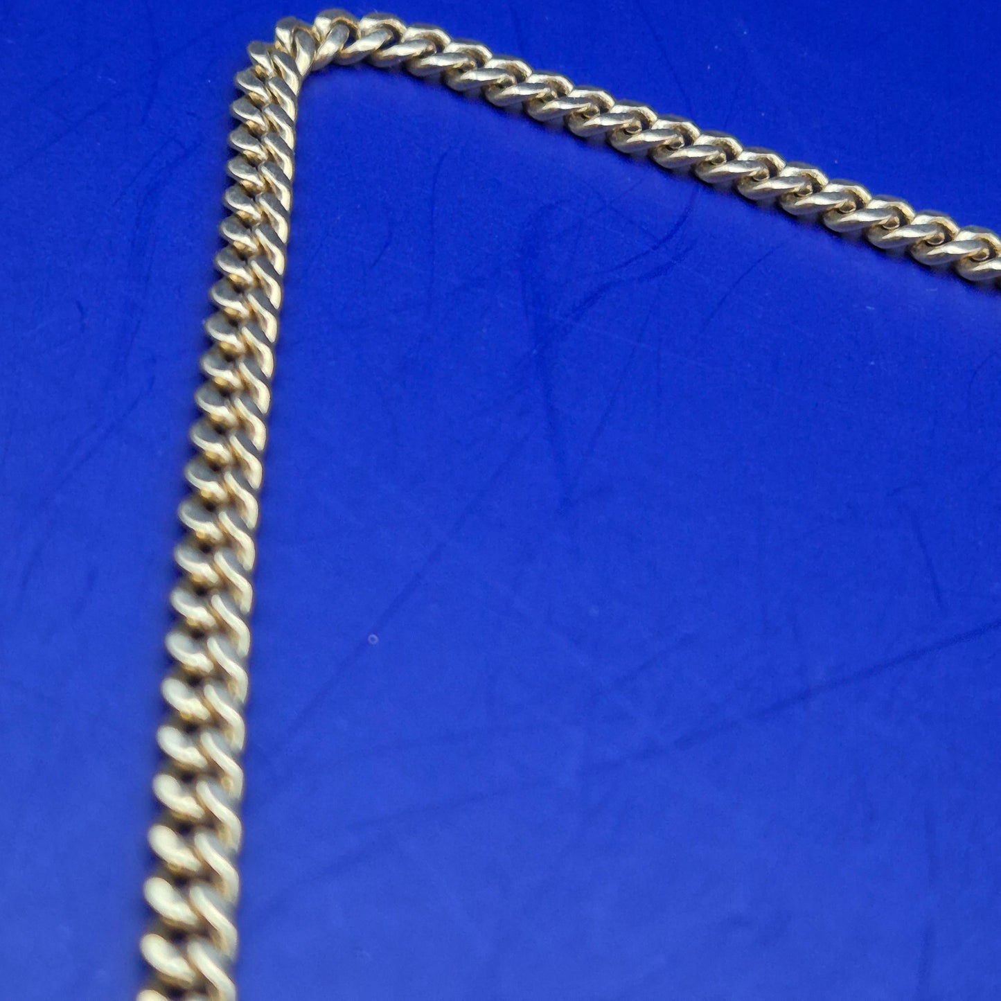 Goldfarbene Halskette mit funkelndem Elefanten-Anhänger, ca. 45cm